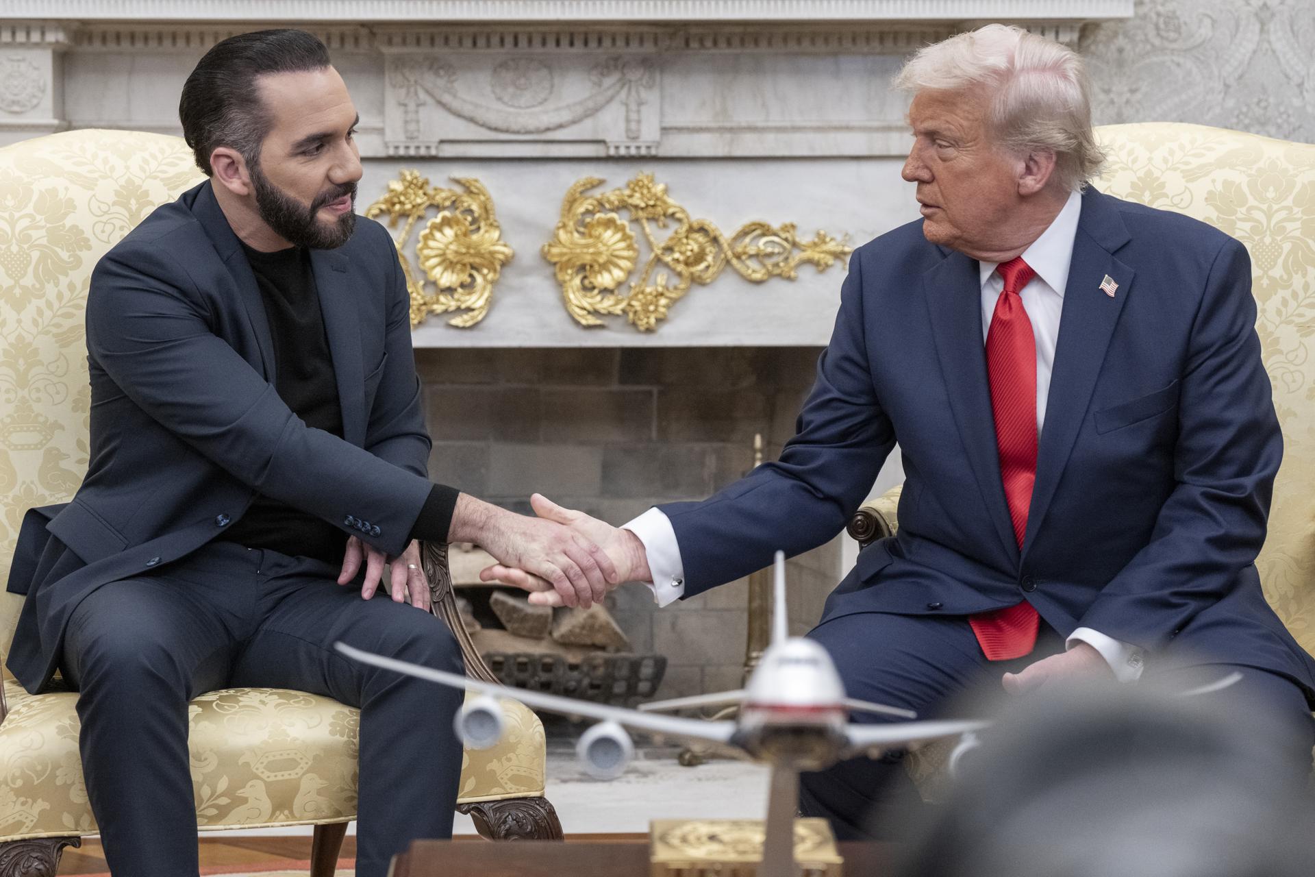 Los presidentes de EE.UU., Donald Trump, y de El Salvador, Nayib Bukele, en una foto de archivo. EFE/EPA/KEN CEDENO / POOL