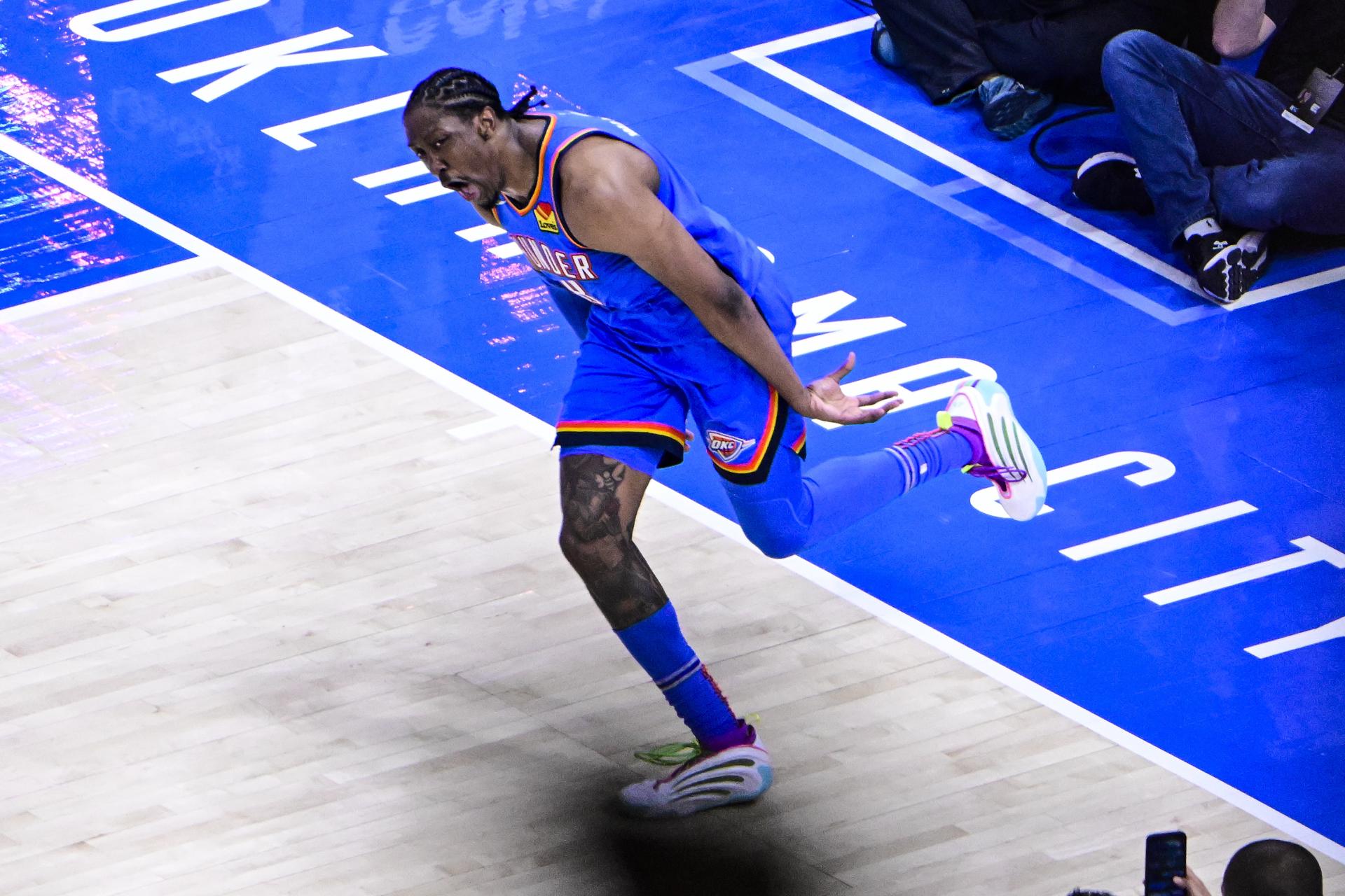 Jalen Williams, de los Oklahoma City Thunder, celebra el triunfo ante los Nuggets. Los Thunder se jugarán un puesto en las Finales de la NBA frente a los Timberwolves. EFE/EPA/GERALD LEONG