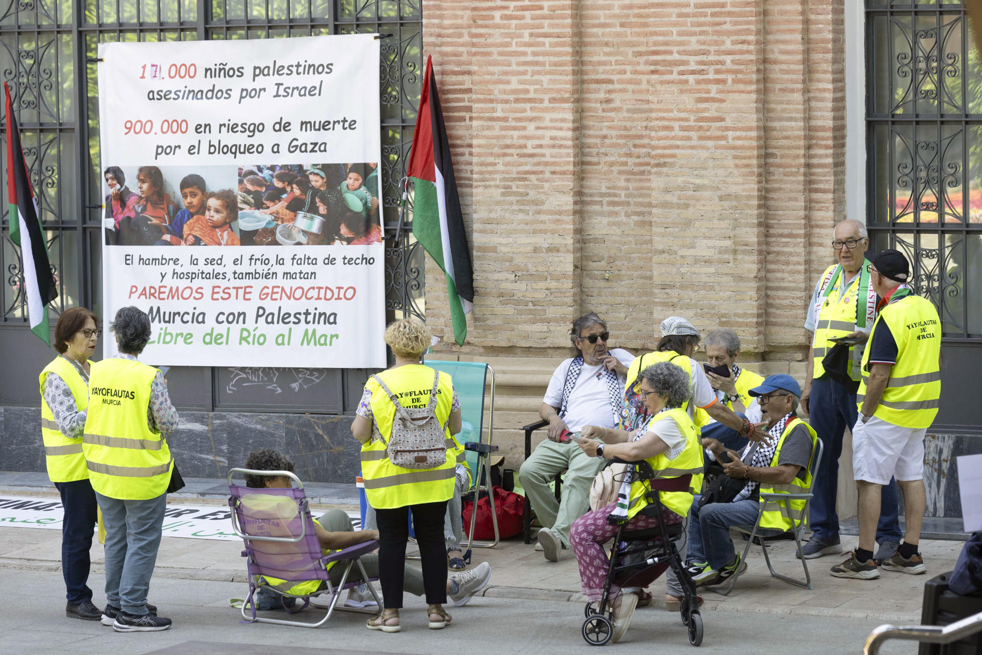 Palestina Libre Región de Murcia (PLRM) y los colectivos que la componen han comenzado una huelga de hambre contra el genocidio israelí en esa tierra este jueves en lagGlorieta de España de la capital murciana. EFE/Marcial Guillén