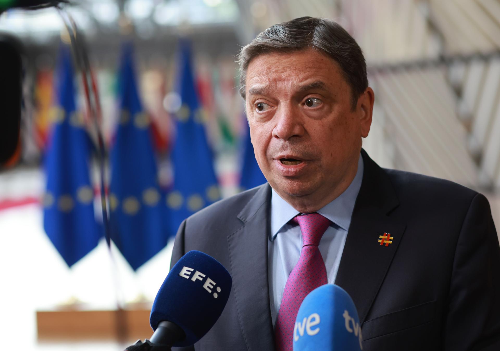 El ministro de Agricultura, Pesca y Alimentación, Luis Planas, atiende a los medios antes de la reunion del Consejo de Agricultura y Pesca de la UE. EFE/EPA/OLIVIER HOSLET