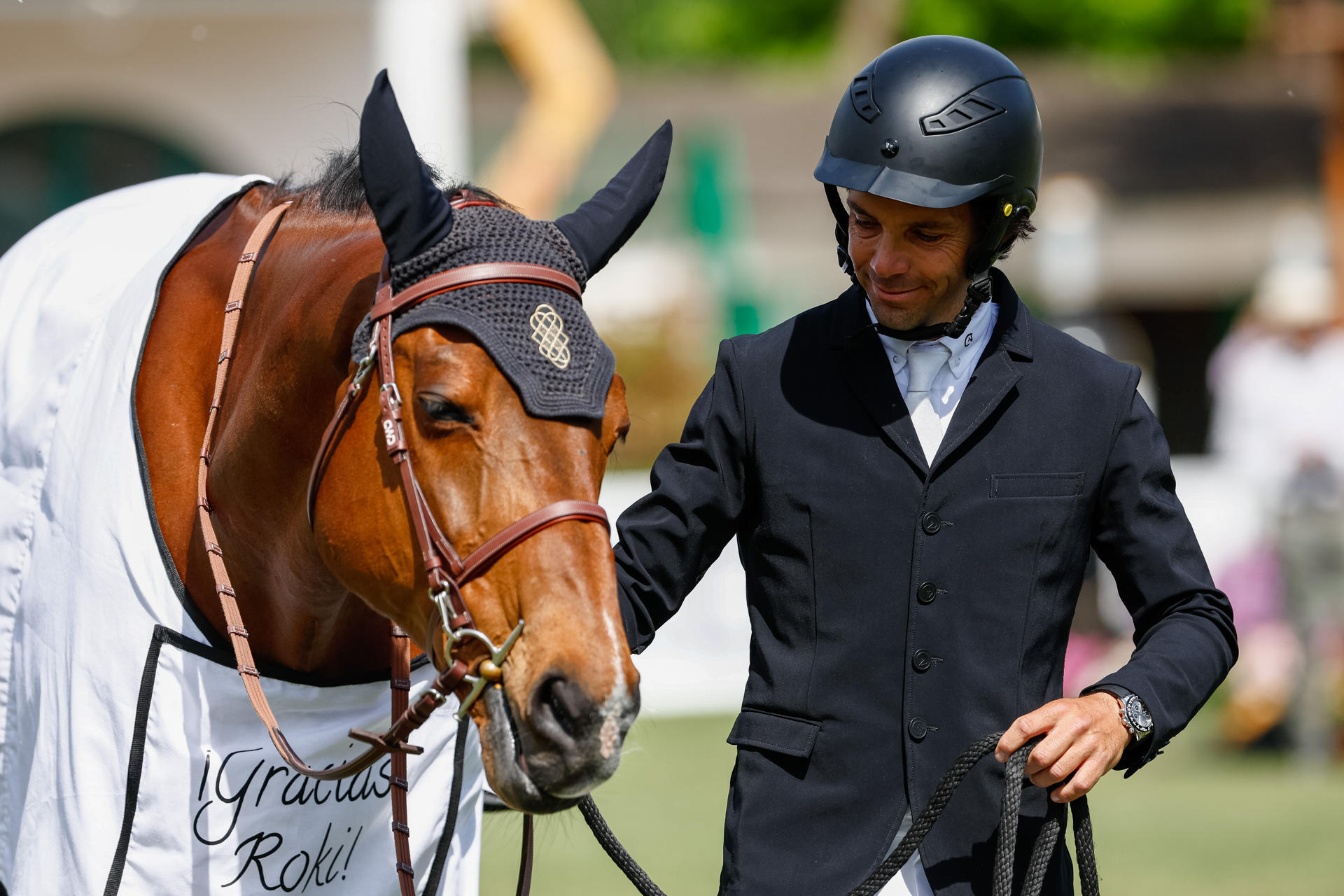 Homenaje a Rokfeller, el caballo del mejor jinete español, el madrileño Edu Álvarez Aznar, durante la 114ª edición del Concurso de Saltos Internacional de Madrid, perteneciente al Longines Global Champions Tour, que se disputa en el Club de Campo Villa de Madrid. EFE/ Daniel González
