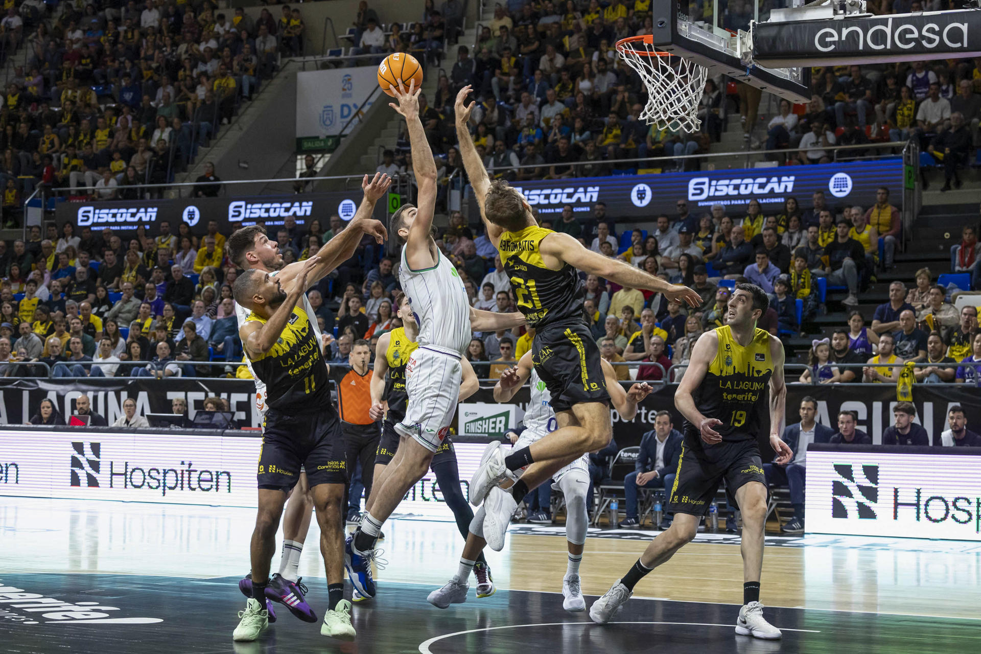 El pivot del Unicaja Málaga David Kravish (c) y el ala-pivot de La Laguna Tenerife Tim Abromaitis (d) durante el partido de la jornada 31 de la Liga Endesa que enfrentó a ambos equipos este jueves en el pabellón Santiago Martín en La Laguna (Tenerife). EFE/ Miguel Barreto
