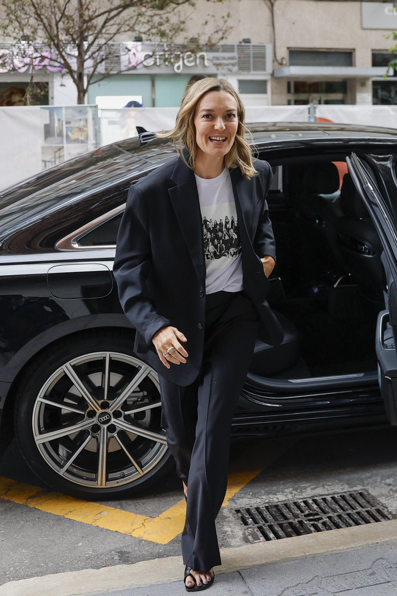 La presidenta de Inditex, Marta Ortega, a su entrada al inicio de los actos del cincuenta aniversario de Zara este viernes, día en que se cumple esta efeméride en la primera tienda que abrió bajo este nombre en 1975, situada en la céntrica calle de Juan Flórez de A Coruña. EFE/Cabalar