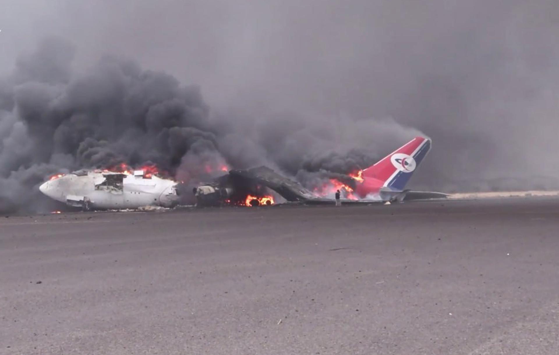 Una imagen de la agencia de noticias yemení, controlada por los hutíes, muestra un avión Airbus de Yemenia Airways en llamas, tras los ataques aéreos israelíes contra el aeropuerto de Saná el 6 de mayo de 2025. EFE/EPA/AGENCIA DE NOTICIAS HUTÍ YEMENÍ / DISTRIBUCIÓN USO EDITORIAL EXCLUSIVO/NO VENTAS