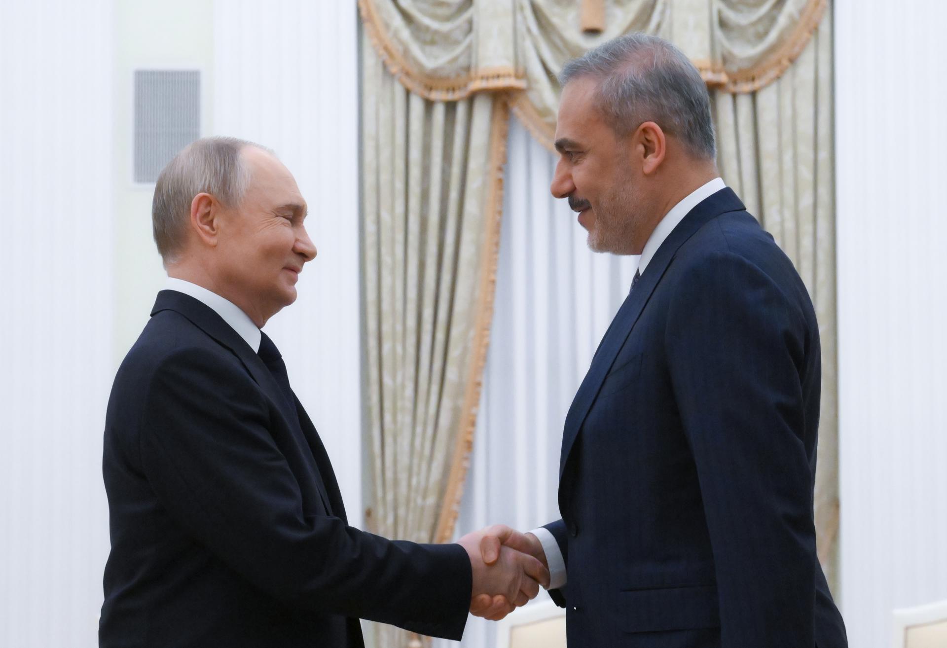 El presidente ruso Vladimir Putin (I) y el ministro de Asuntos Exteriores turco, Hakan Fidan (D), se dan la mano mientras posan para fotos antes de una reunión en el Kremlin en Moscú, Rusia, 26 de mayo de 2025. (Rusia, Turquía, Moscú) EFE/EPA/ALEXEY MAISHEV/SPUTNIK/KREMLIN / POOL
```
