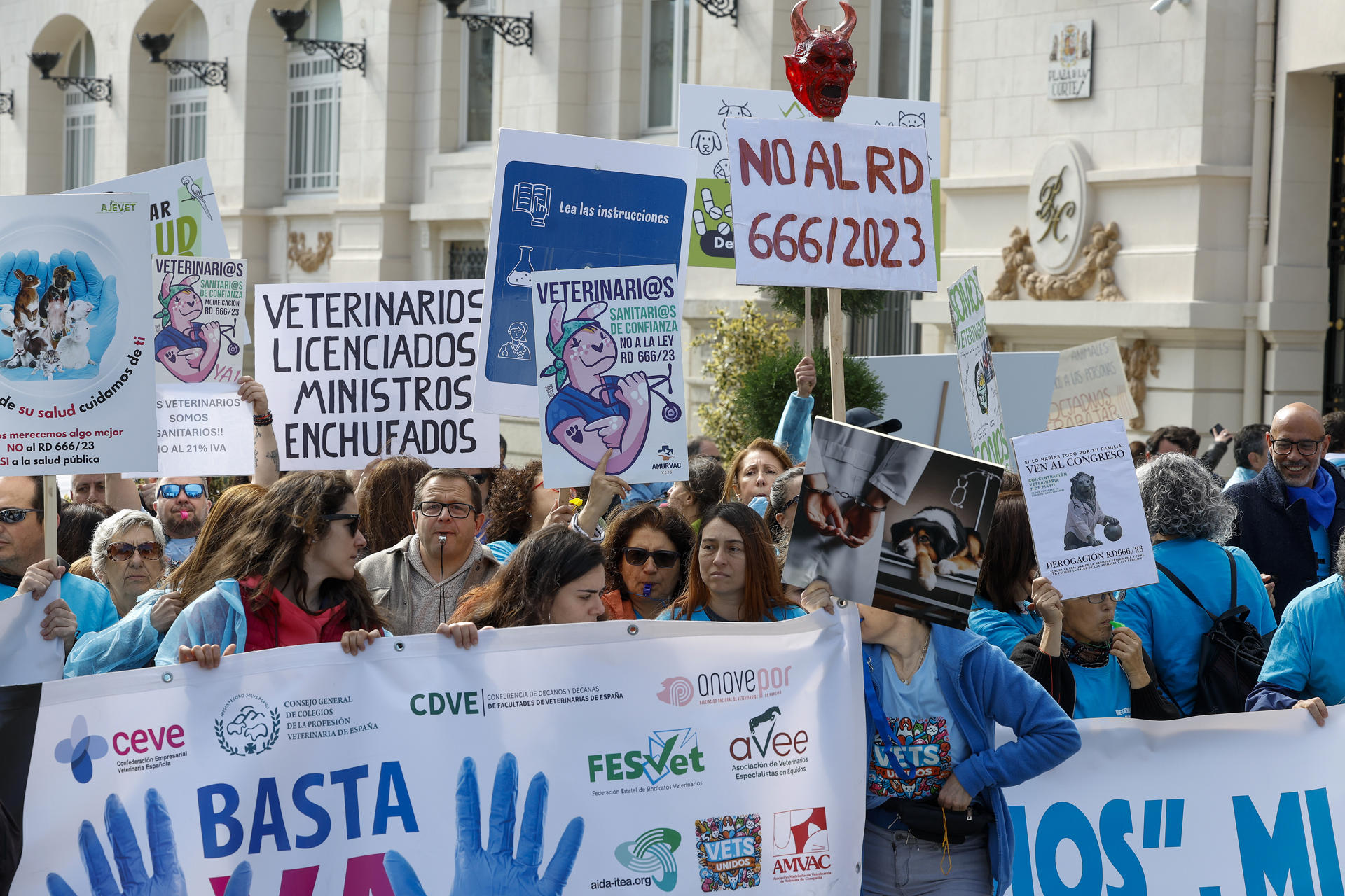 La profesión veterinaria se concentra frente al Congreso de los Diputados por "la defensa de la salud de nuestros animales", este miércoles, en Madrid. EFE/Juan Carlos Hidalgo