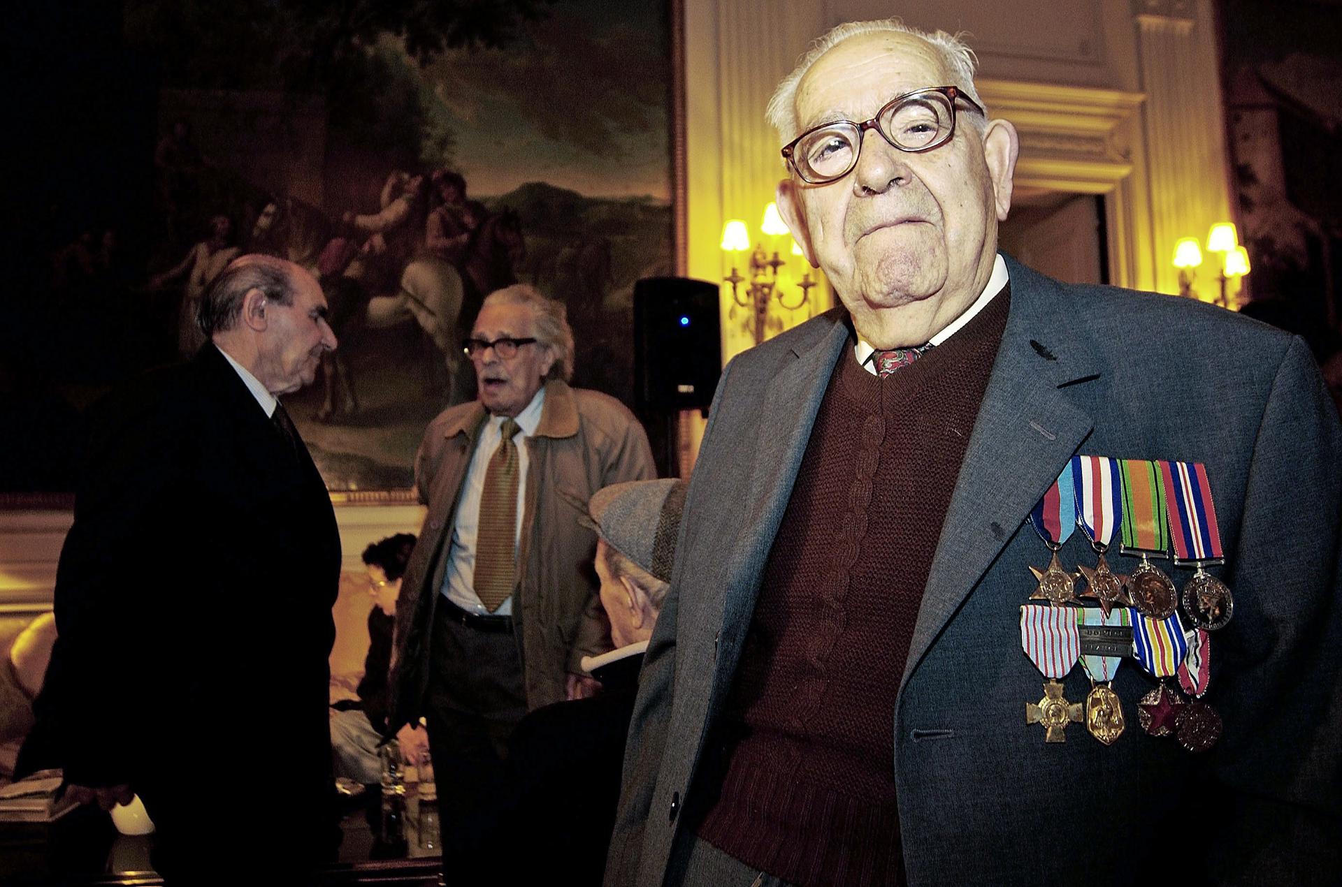 Foto de archivo (05/12/06).- Miguel Ramírez (d), uno de los veteranos españoles de los Ejércitos aliados en la Segunda Guerra Mundial (1939-1945), en la Embajada de España en Londres, donde se rindió un homenaje a los veteranos. EFE/Fernando Mañoso