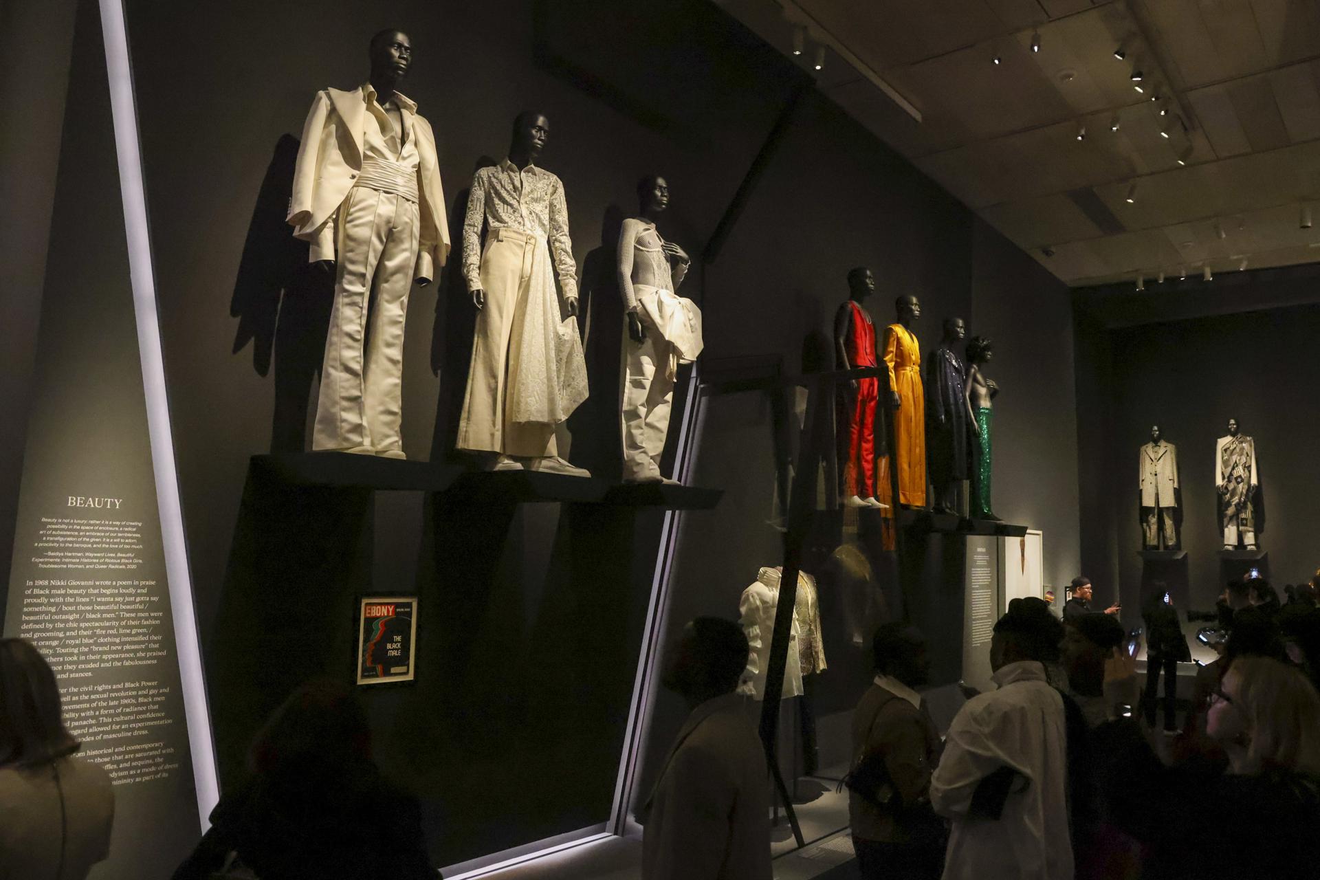 Personas ingresan al recinto durante la presentación a la prensa de la exposición del Instituto del Vestuario del Met titulada ‘Superfine: Tailoring Black Style’, en el Museo Metropolitano de Arte de Nueva York EFE/EPA/SARAH YENESEL