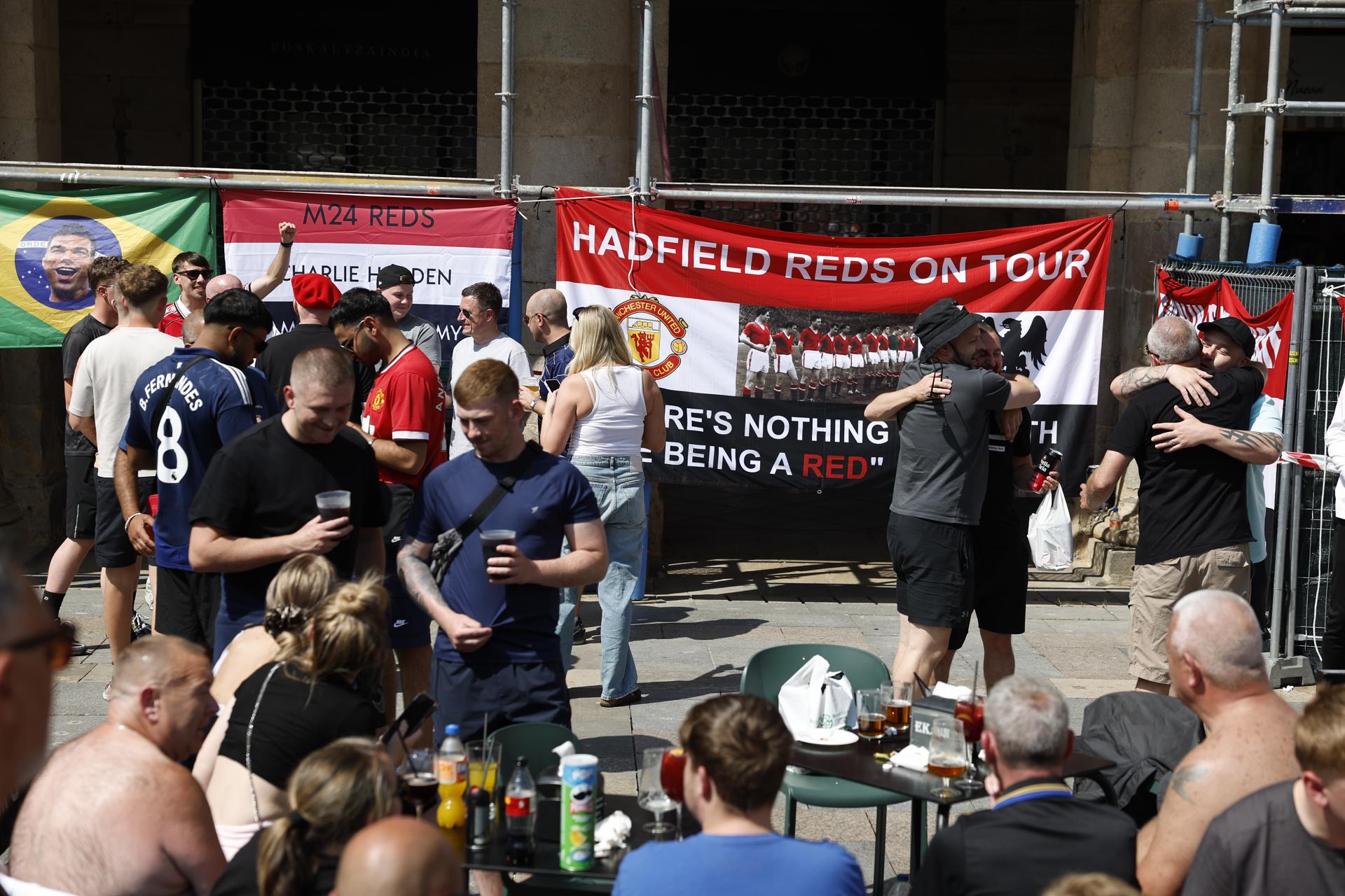 Aficionados del Manchester United se divierten en los bares de Bilbao la víspera de la final de la Europa League que enfrentará a su equipo contra el Tottenham en el estadio de San Mamés. EFE/ Miguel Toña