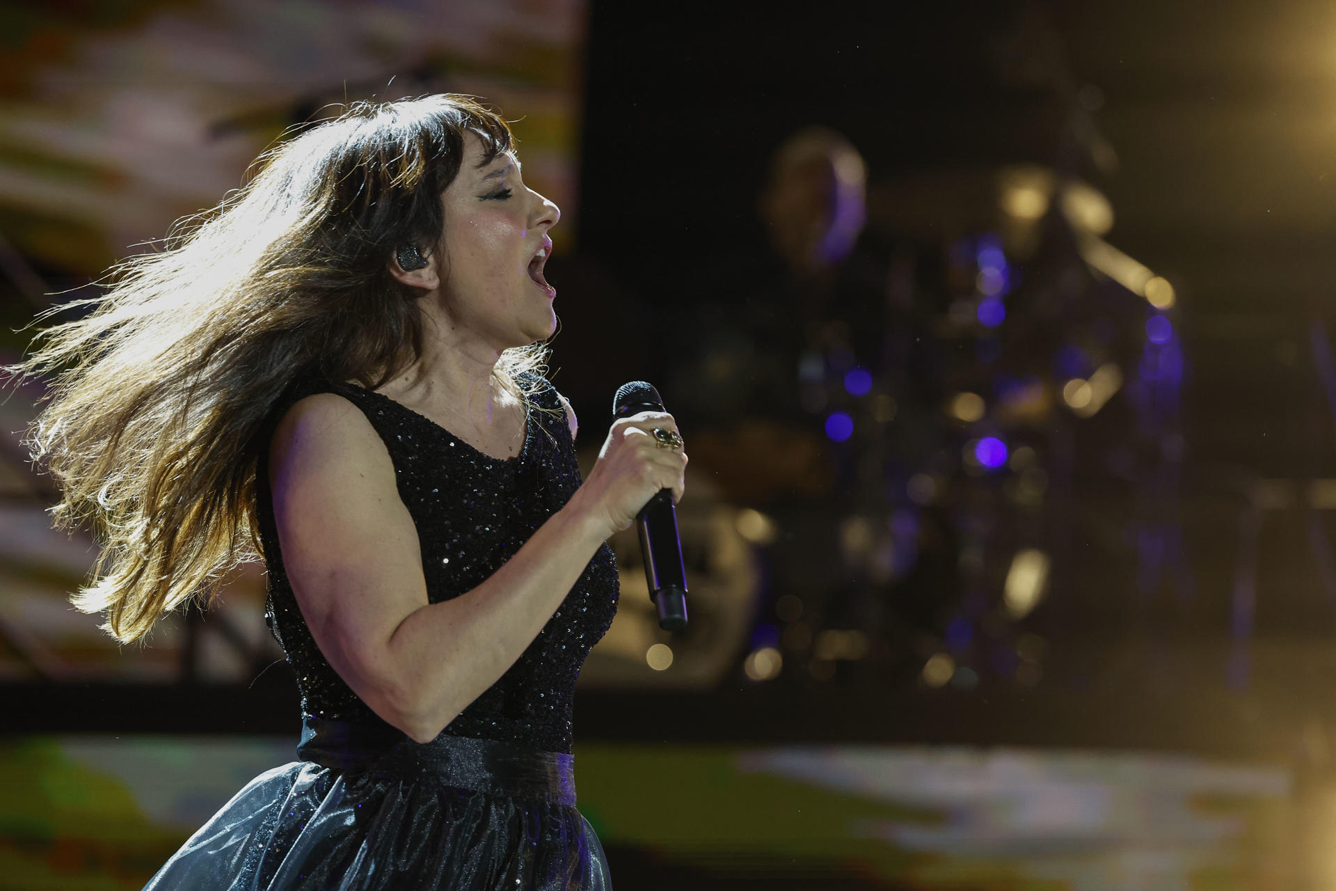 La cantante del grupo Amaral, Eva Amaral, durante el concierto que han ofrecido hoy sábado en el Bilbao Arena, incluido en su gira Dolce Vita Tour. EFE / Miguel Toña.
