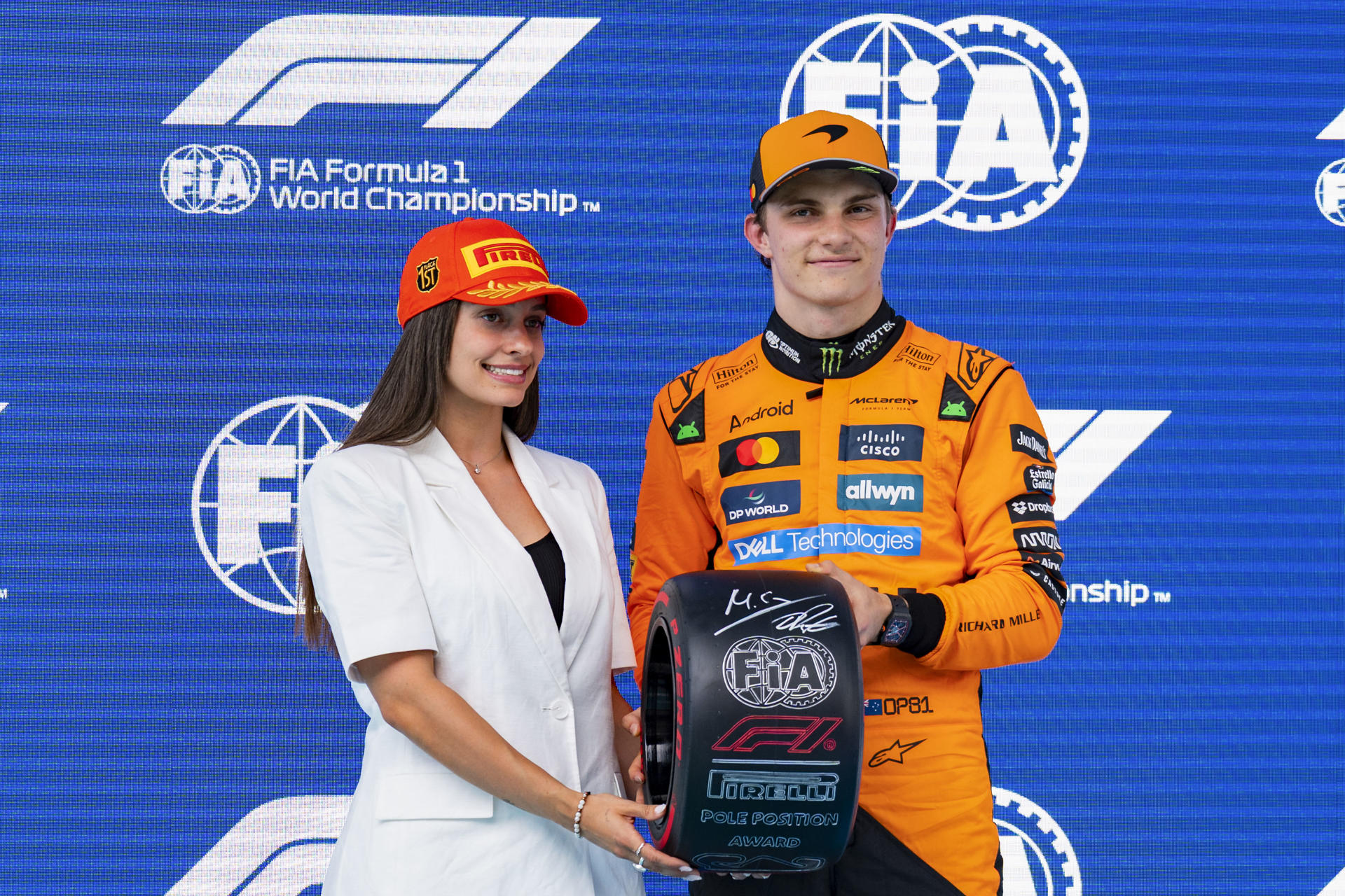 El piloto australiano del equipo McLaren Oscar Piastri (d) posa con el trofeo como primer clasificado después de la clasificación previo al Gran Premio de España de Fórmula 1 en el circuito de Barcelona-Cataluña, en Montmeló (Barcelona). EFE/Siu Wu
