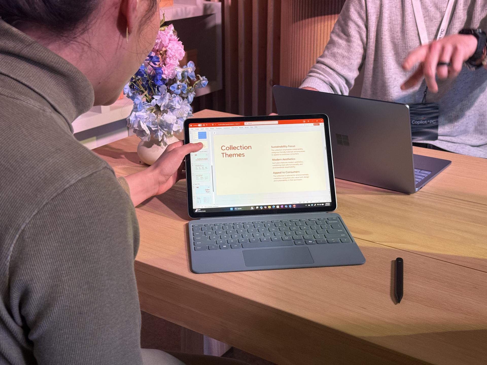 Una persona prueba el nuevo Surface Pro de Microsoft este martes, durante una presentación en Nueva York (Estados Unidos). EFE/ Sarah Yáñez-richards