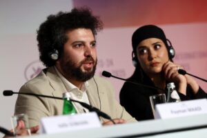 (De izq. a dcha.) El director Saeed Roustaee y Parinaz Izadyar asisten a la conferencia de prensa de 'Zan o Bacheh (Mujer e hijo)' durante el 78º Festival de Cine de Cannes, en Cannes, Francia, el 23 de mayo de 2025. El festival de cine se celebra del 13 al 24 de mayo de 2025. (Cine, Francia) EFE/EPA/MONICA SCHIPPER / POOL *** Leyenda local *** CANNES, FRANCIA - 23 DE MAYO: Saeed Roustaee y Parinaz Izadyar hablan durante la conferencia de prensa de "Zan O Bacheh" (Mujer e hijo) en el 78º Festival de Cine de Cannes en el Palais des Festivals el 23 de mayo de 2025 en Cannes, Francia. (Foto de Monica Schipper/2025 Getty Images)