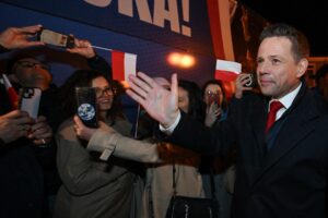 El alcalde de Varsovia y candidato a la presidencia de Polonia por la Coalición Cívica (KO), Rafal Trzaskowski (d), fue captado este domingo, 18 de mayo, al saludar a simpatizantes, en Tarnobrzeg (Polonia). EFE/Piotr Polak