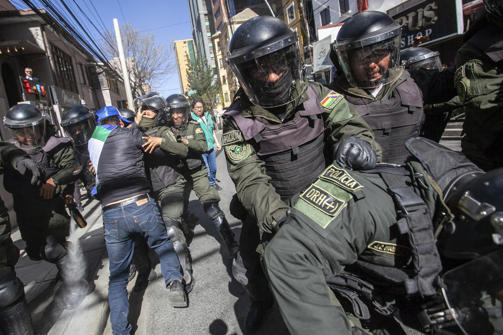 Miembros de la Policía se enfrentan con seguidores del expresidente de Bolivia Evo Morales (2006-2019) este viernes en La Paz. EFE/ Esteban Biba