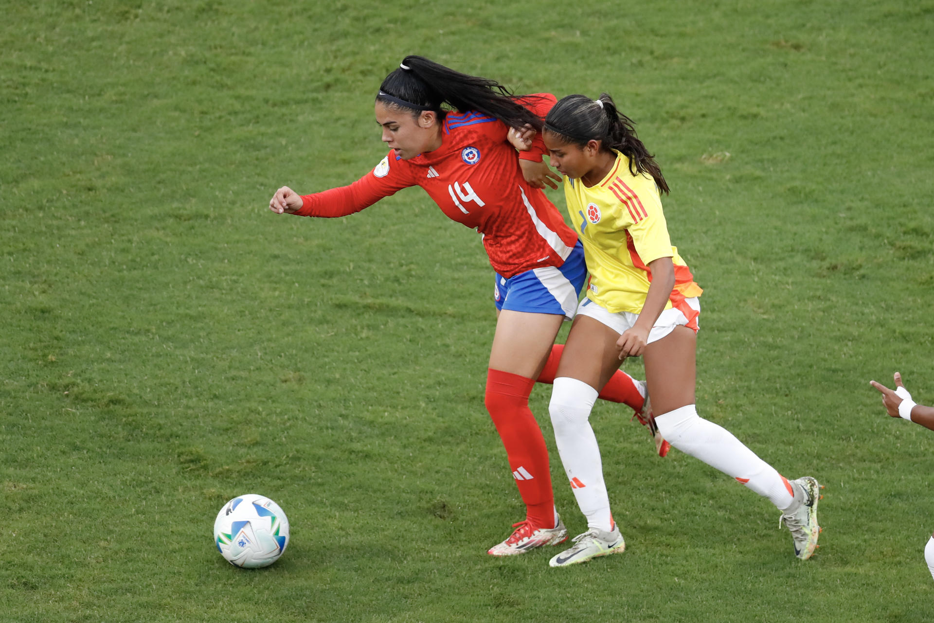 Constanza González (i), de Chile, disputa el balón con María Alejandra Baldovino, de Colombia, en un partido del Sudamericano Femenino Sub-17 entre Chile y Colombia en el estadio Pascual Guerrero, en Cali (Colombia). EFE/Ernesto Guzmán