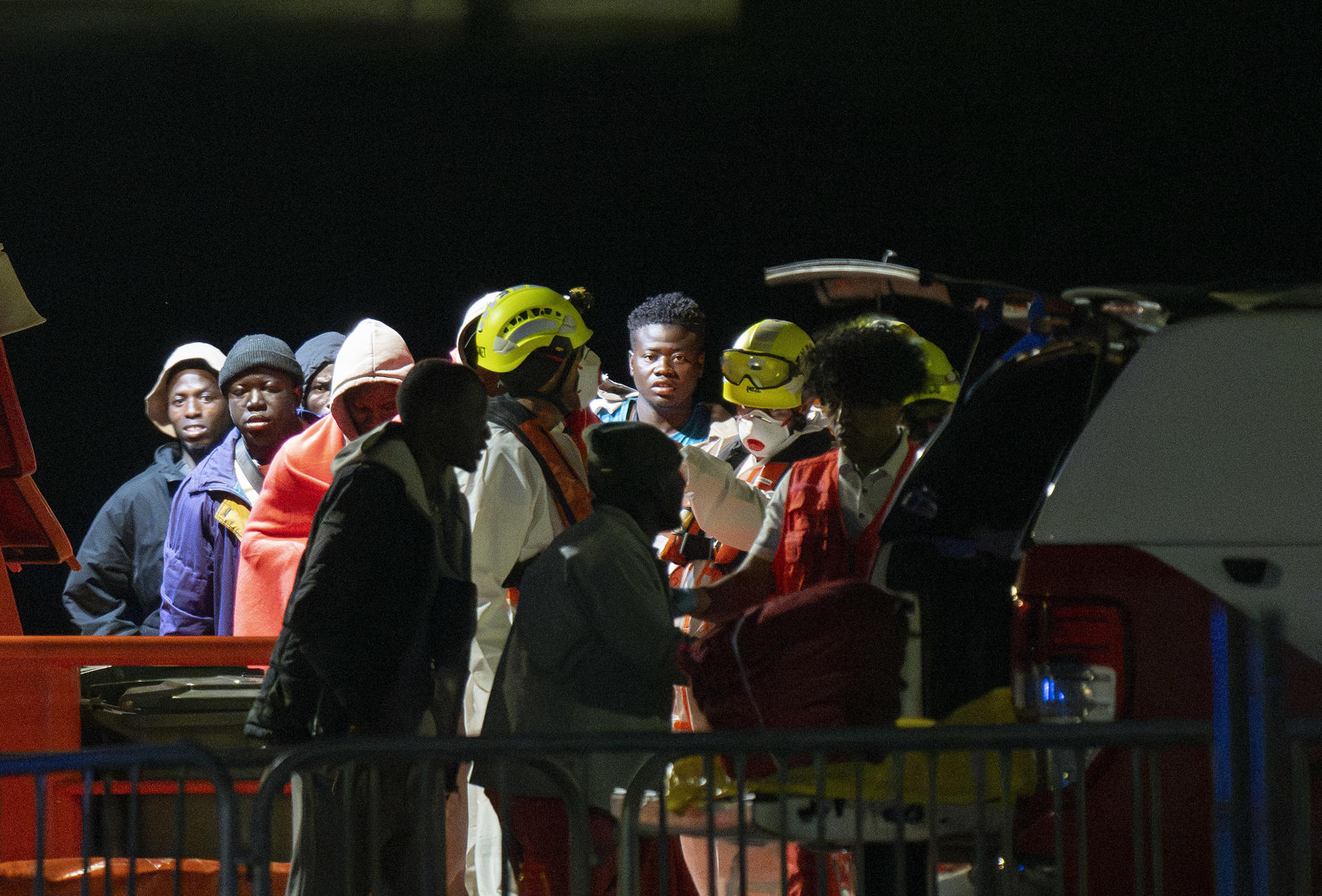 Cincuenta y cinco migrantes de origen subsahariano han llegado al puerto de Arrecife, en Lanzarote, en la madrugada de este jueves tras ser rescatados por la Guardamar Polimnia cuando se encontraban a bordo de una embarcación al nordeste de la isla. EFE/ Adriel Perdomo