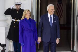 Fotografía de archivo del presidente estadounidense Joe Biden (d) (2021-2025) y la ex primera dama Jill Biden. EFE/Jim Lo Scalzo