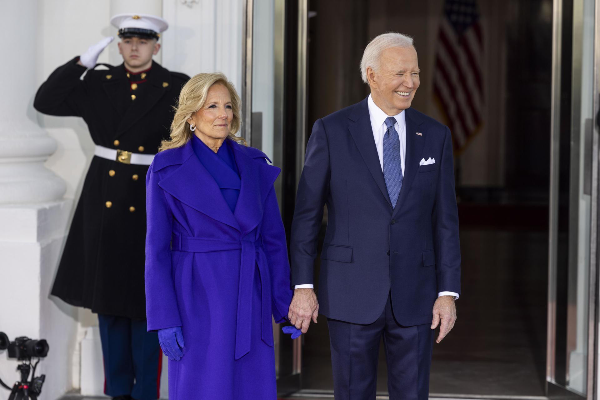 Fotografía de archivo del presidente estadounidense Joe Biden (d) (2021-2025) y la ex primera dama Jill Biden. EFE/Jim Lo Scalzo
