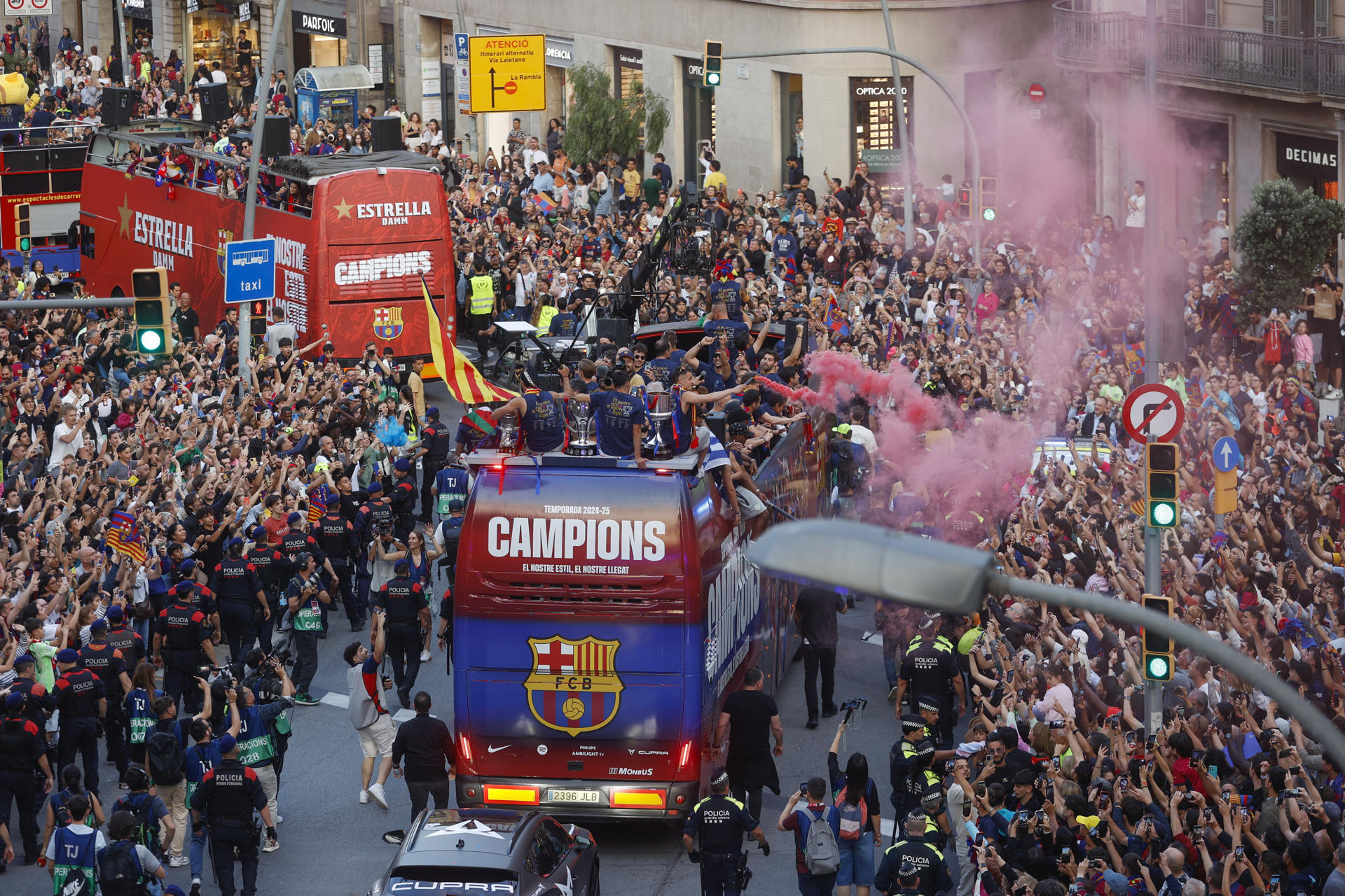 La plantilla del Barcelona, durante la celebración del título. EFE/ Quique Garcia