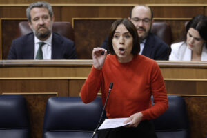 La ministra de Ciencia, Innovación y Universidades, Diana Morant (c), interviene durante la sesión de control al Gobierno, este miércoles en el Congreso de los Diputados. EFE/ Mariscal