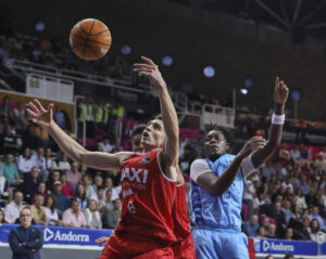 Álex Reyes (i) alero español del Baxi Manresa intenta recuperar un rebote ante Sekou Doumbouya (d) alero francés del MoraBanc Andorra durante el partido de la trigésimo tercera jornada de la Liga Endesa de baloncesto que se disputa este sábado en el Polideportivo Toni Martí de Andorra. EFE/ Fernando Galindo