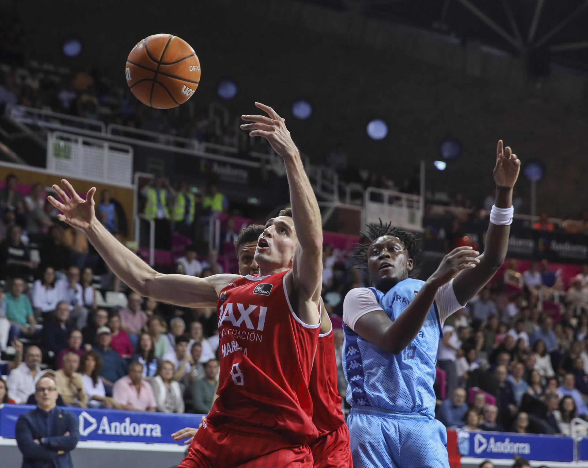 Álex Reyes (i) alero español del Baxi Manresa intenta recuperar un rebote ante Sekou Doumbouya (d) alero francés del MoraBanc Andorra durante el partido de la trigésimo tercera jornada de la Liga Endesa de baloncesto que se disputa este sábado en el Polideportivo Toni Martí de Andorra. EFE/ Fernando Galindo