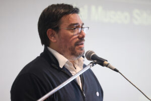 Guillermo Pérez Roisinblit, hijo de dos militantes desaparecidos en la Escuela de Mecánica de la Armada (ESMA) y nieto número 68 restituidos por las Abuelas de Plaza de Mayo, habla durante un acto conmemorativo por el décimo aniversario del Museo Sitio de Memoria de la ESMA este jueves, en Buenos Aires (Argentina). EFE/ Juan Ignacio Roncoroni