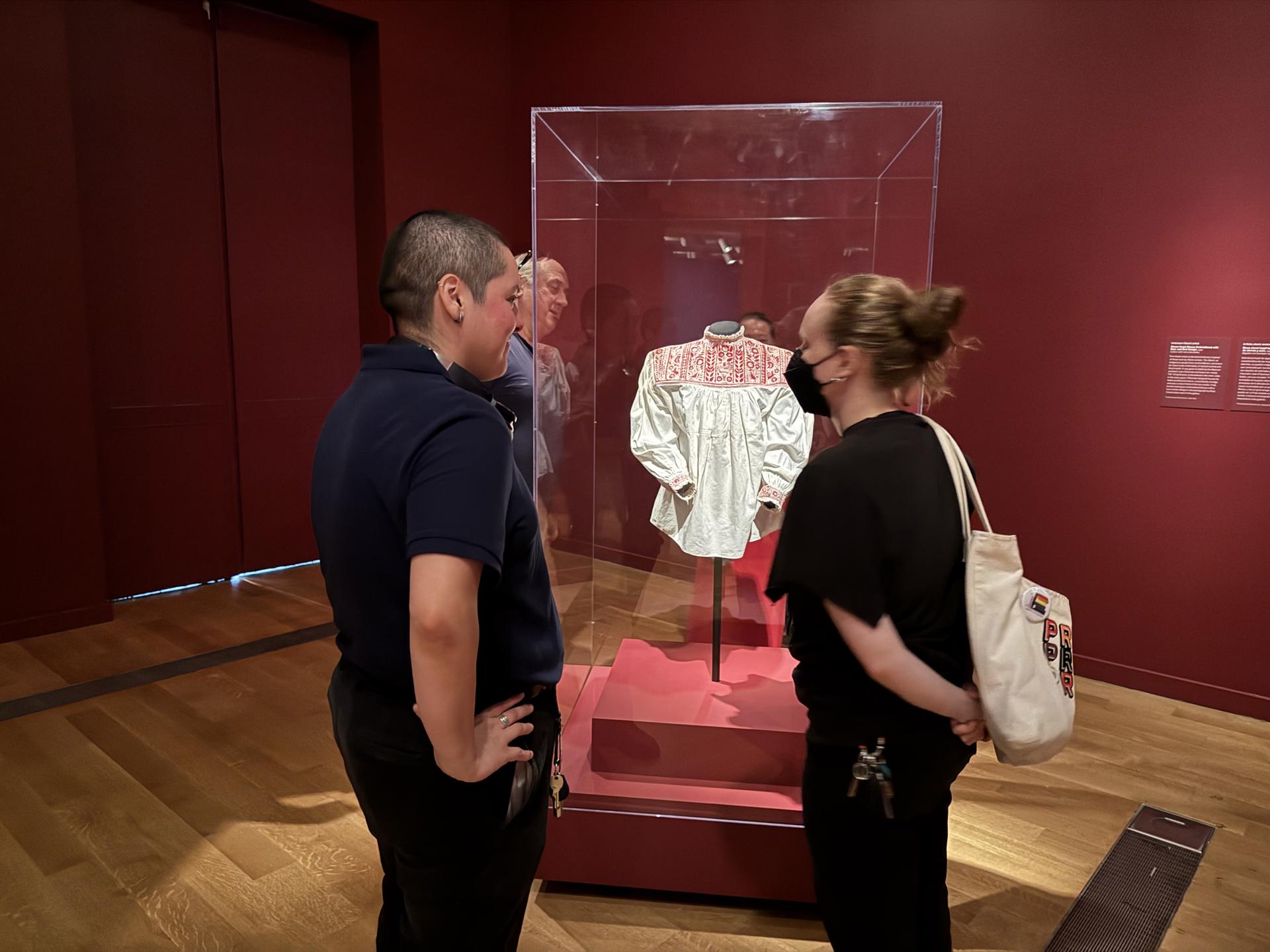 Personas hablan frente a una blusa huipil otomí bordada, que fue obsequiada a Frida Kahlo en 1951 por el arquitecto mexicano Juan O’Gorman, durante su visita a la muestra "Frida más allá del mito" el 24 de mayo de 2025 en el Museo de Bellas Artes de Virginia (VMFA) en Richmond, Virginia (EE.UU.). EFE/Yeny García