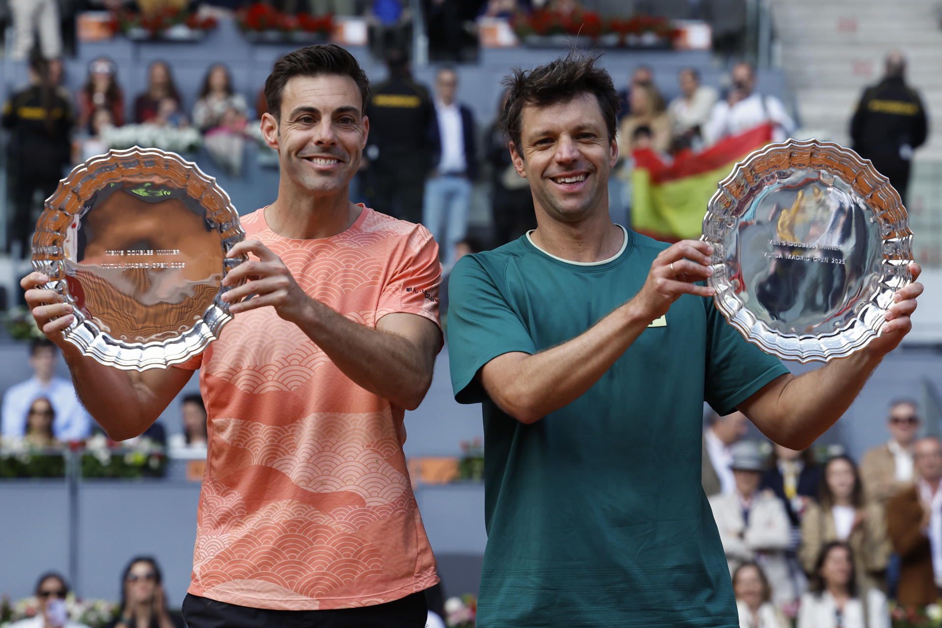 La pareja formada el argentino Horacio Zeballos (d) y el español Marcel Granollers celebran la victoria ante la pareja formada por el salvadoreño Marcelo Arévalo y el croata Mate Pavić, tras la final de dobles masculinos del Mutua Madrid Open este sábado en la Caja Mágica en Madrid. EFE/ Chema Moya