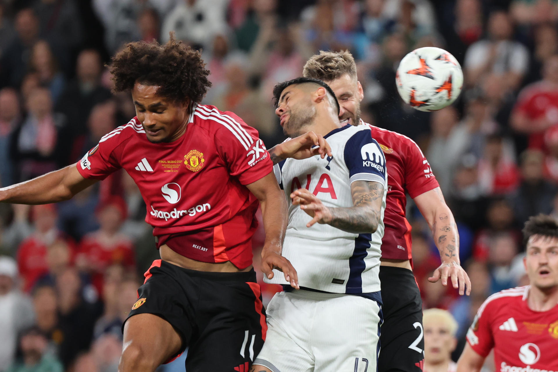 El defensa del Tottenham Cristian Romero (c) lucha con Joshua Zirkzee (i), del Manchester, durante la final de la Liga Europa que Tottenham Hotspurs y Manchester United disputan este miércoles en el estadio de San Mamés, en Bilbao. EFE/Luis Tejido