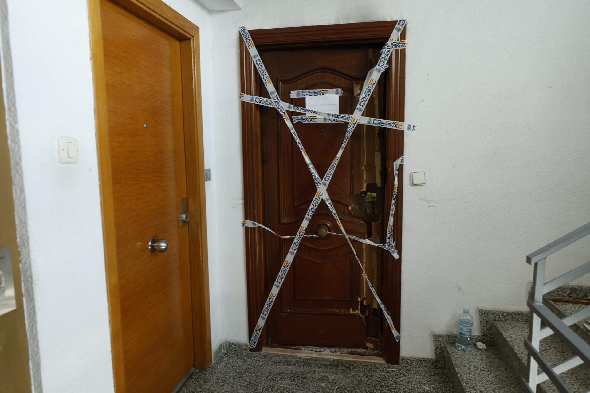 Exterior de la vivienda situada en la octava planta de un edificio en Málaga desde la que un hombre de 82 años se ha precipitado para evitar quemarse en un incendio registrado en el interior de la misma, este sábado. El hombre, que cayó sobre un coche, ha fallecido debido al impacto. EFE/ Jorge Zapata