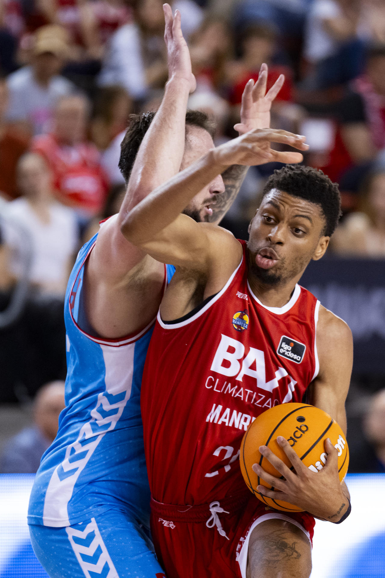 El ala-pívot americano del Baxi Manresa Derrick Alston Jr (d) es defendido por el alero bosnio del Río Breogán Edin Atic (i), durante el encuentro de la jornada 30 de la Liga Endesa entre el Baxi Manresa y el Río Breogán disputado en el Pabellón Nou Congost de Manresa. EFE/Siu Wu