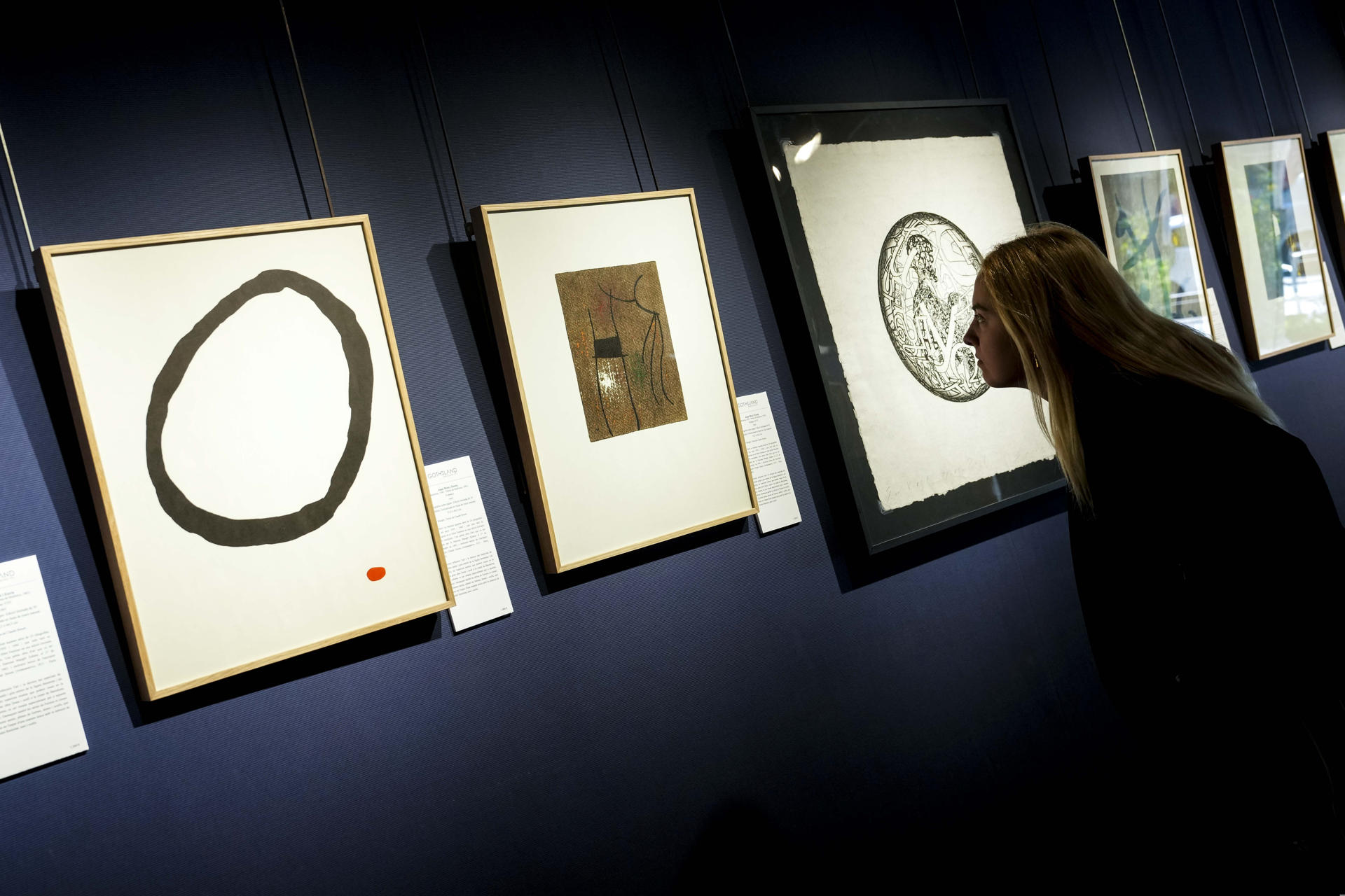 Obras de Jaume Plensa conviven con otras de Joan Miró y Pablo Picasso en la Galería Gothsland de Barcelona en la exposición 'The Art of Master Prints', que explora el proceso de creación del grabado en los tres artistas. EFE/Enric Fontcuberta