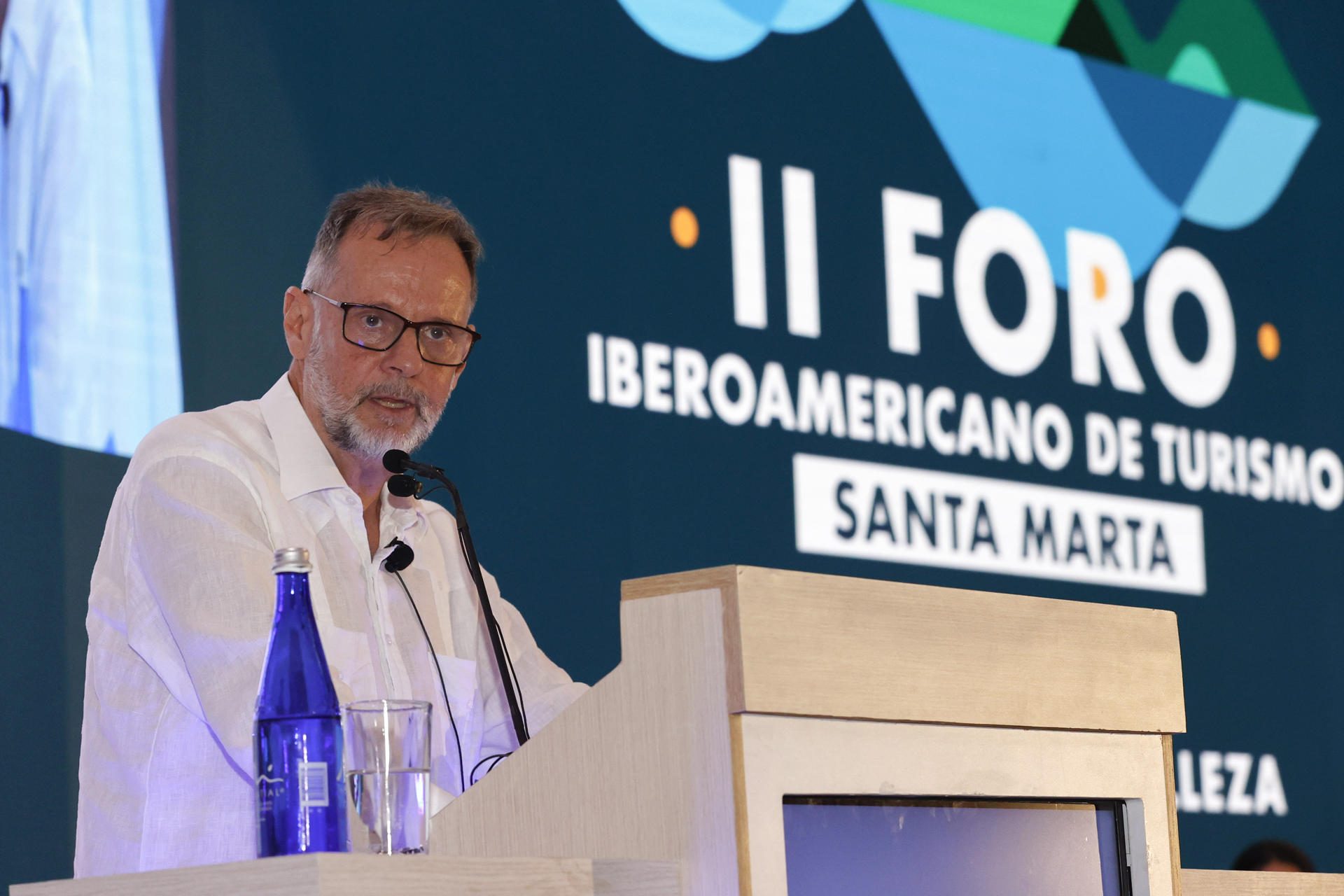 El director corporativo de Iberia y presidente del Consejo de Turismo de la Confederación Española de Organizaciones Empresariales (CEOE), Juan Cierco (i), participa en el II Foro Iberoamericano de Turismo este jueves, en Santa Marta (Colombia). EFE/Mauricio Dueñas