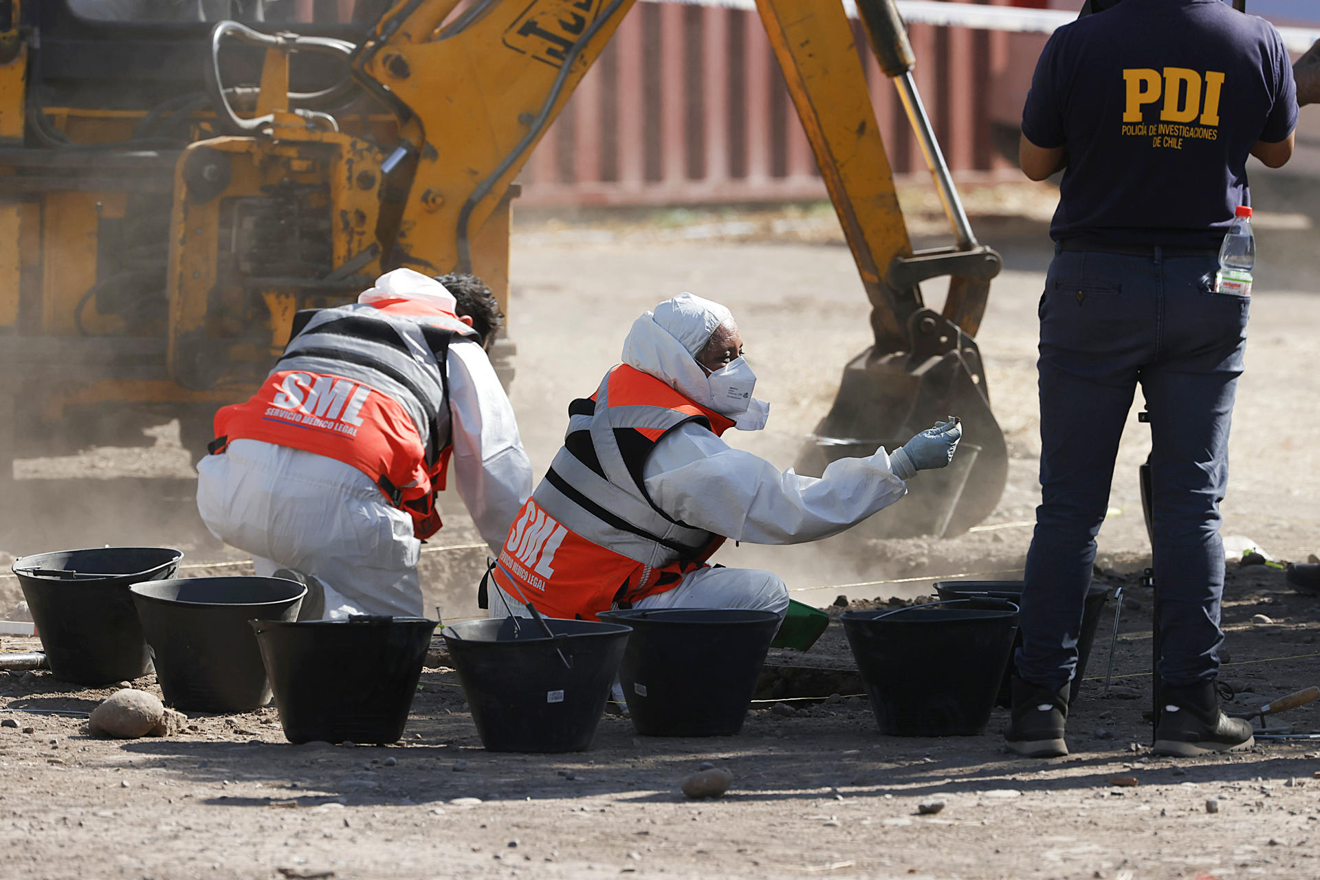 Peritos del Servicio Médico Legal (SML) participan en las diligencias forenses y excavaciones en busca de restos de detenidos desaparecidos durante la dictadura de Augusto Pinochet, este 5 de mayo de 2025 en el interior del cuartel militar de Cerro Chena, en Santiago (Chile). EFE/ Elvis González
