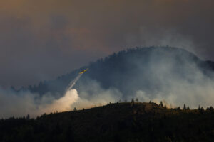 Fotografía sin fecha cedida de una avioneta tratando de controlar un incendio forestal en Neuquén (Argentina).EFE/ Greenpeace