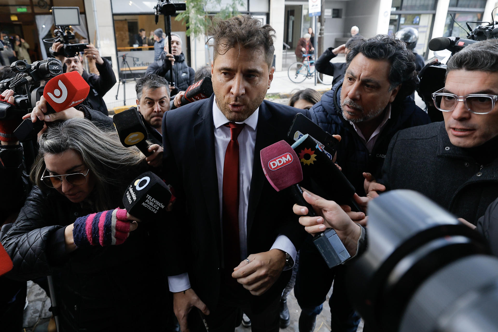 Fotografía del 29 de mayo de 2025 del fiscal general de la causa Patricio Ferrari (c) hablando a la salida de los tribunales en Buenos Aires (Argentina). EFE/Juan Ignacio Roncoroni
