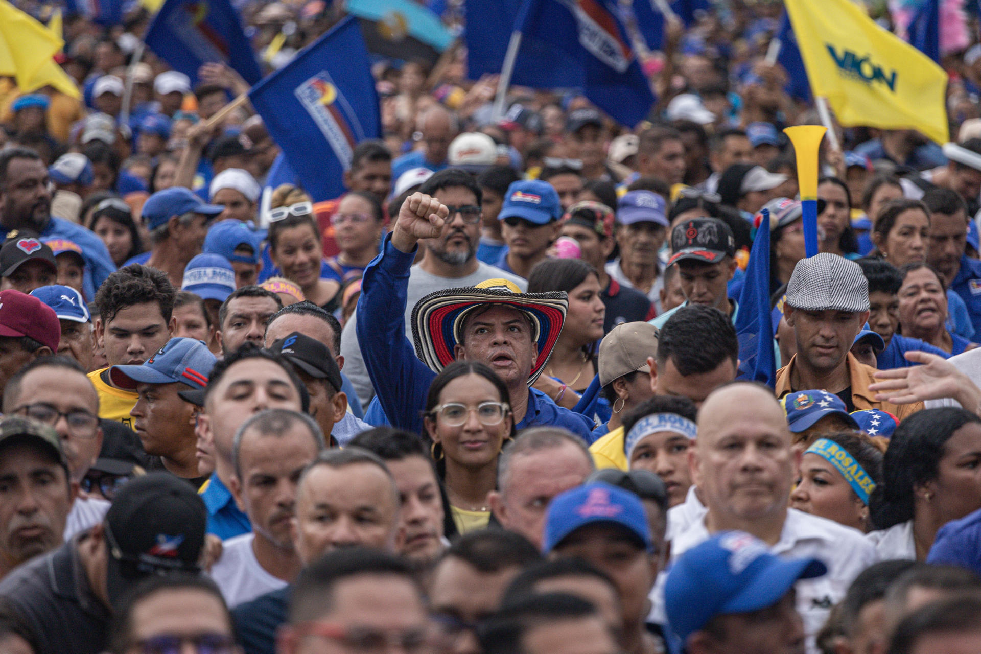 Simpatizantes del gobernador y candidato a la reelección por el estado de Zulia (noroeste), Manuel Rosales, durante un acto de campaña este viernes, 16 de mayo, en Maracaibo (Venezuela). EFE/Henry Chirinos