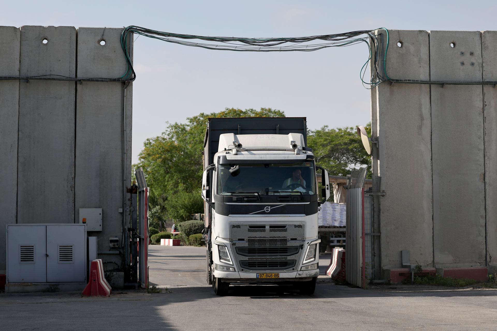 Camiones que transportan ayuda esperan para entrar en la Franja de Gaza en el cruce de Kerem Shalom, en el sur de Israel, el 22 de mayo de 2025. Según la ONU, medio millón de personas, o una de cada cinco personas en la Franja, se enfrentan a la inanición, mientras que toda la población de la Franja de Gaza sigue enfrentándose a un riesgo crítico de hambruna tras 19 meses de conflicto, desplazamiento masivo y severas restricciones a la ayuda humanitaria. EFE/EPA/ATEF SAFADI
