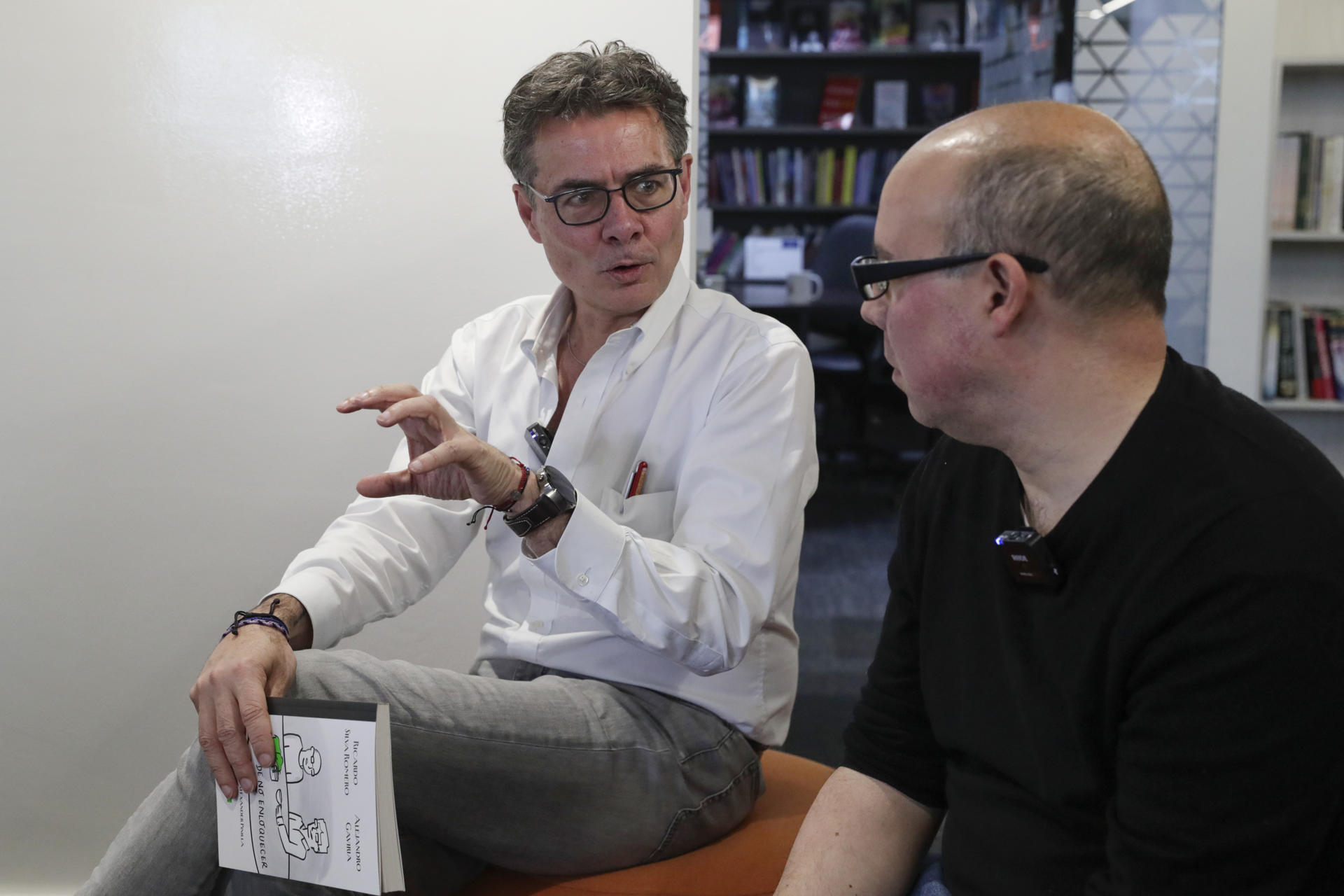 El exministro colombiano Alejandro Gaviria (i) y el escritor Ricardo Silva Romero hablan en entrevista con EFE en Bogotá (Colombia). EFE/ Carlos Ortega