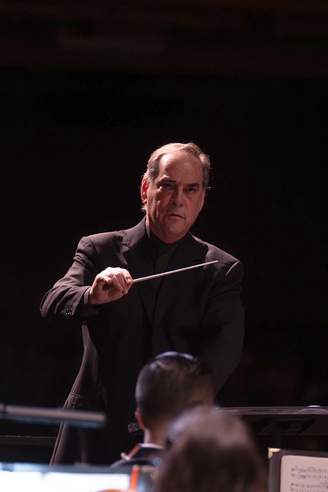 Fotografía cedida por Maximiano Valdés, que muestra al director titular de la Orquesta Sinfónica de Puerto Rico (OSPR) Maximiano Valdés. El director destaca a EFE que el Festival Casals 2025 en esta edición está inspirado en la herencia española, que llevará a la isla caribeña músicos "de gran nivel". EFE/ Maximiano Valdés