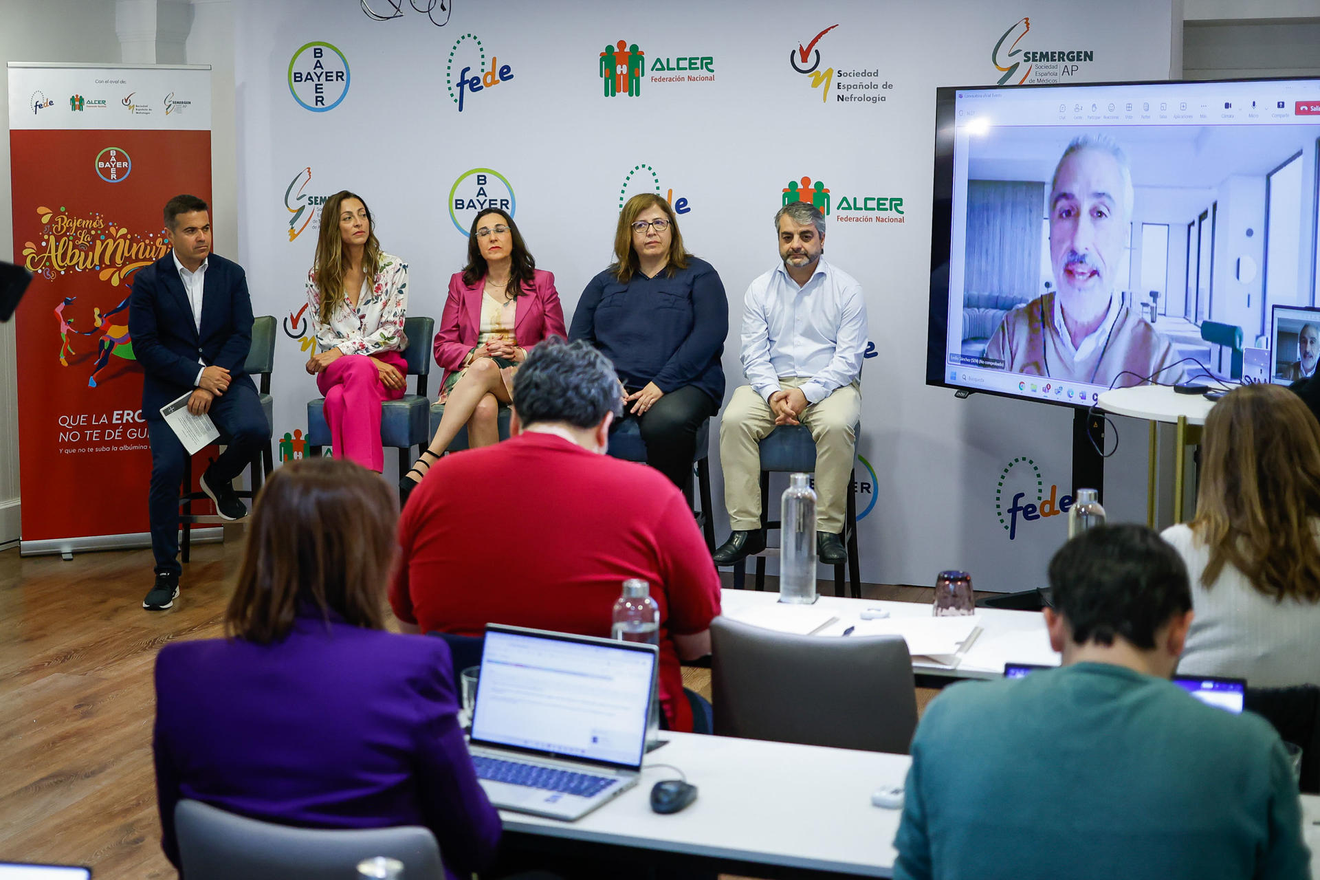María Belén Marrón (3i), miembro del Grupo de Trabajo de Nefrourología de SEMERGEN; Esther Esteban (2i), Product Team Lead del área de Cardio-renal de Bayer España; Juan Carlos Julián Mauro (d), director general de ALCER y la secretaria de la Federación Española de Diabetes, María José Salmerón (2d) durante la presentación de la campaña "Bajemos la Albuminuria", para sensibilizar sobre la importancia de vigilar este indicador clave para la salud renal y cardiovascular, este miércoles en Madrid. EFE/David Fernández