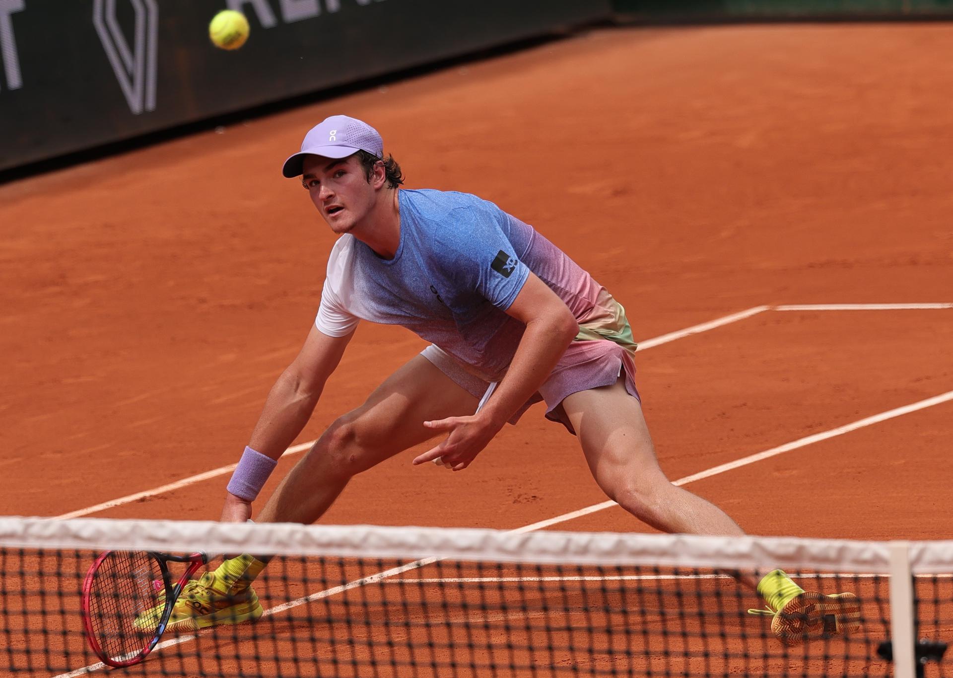 El brasileño Joao Fonseca, de 18 años, en su partido de la tercera ronda de Roland Garros ante el británico Jack Draper. EFE/EPA/TERESA SUAREZ