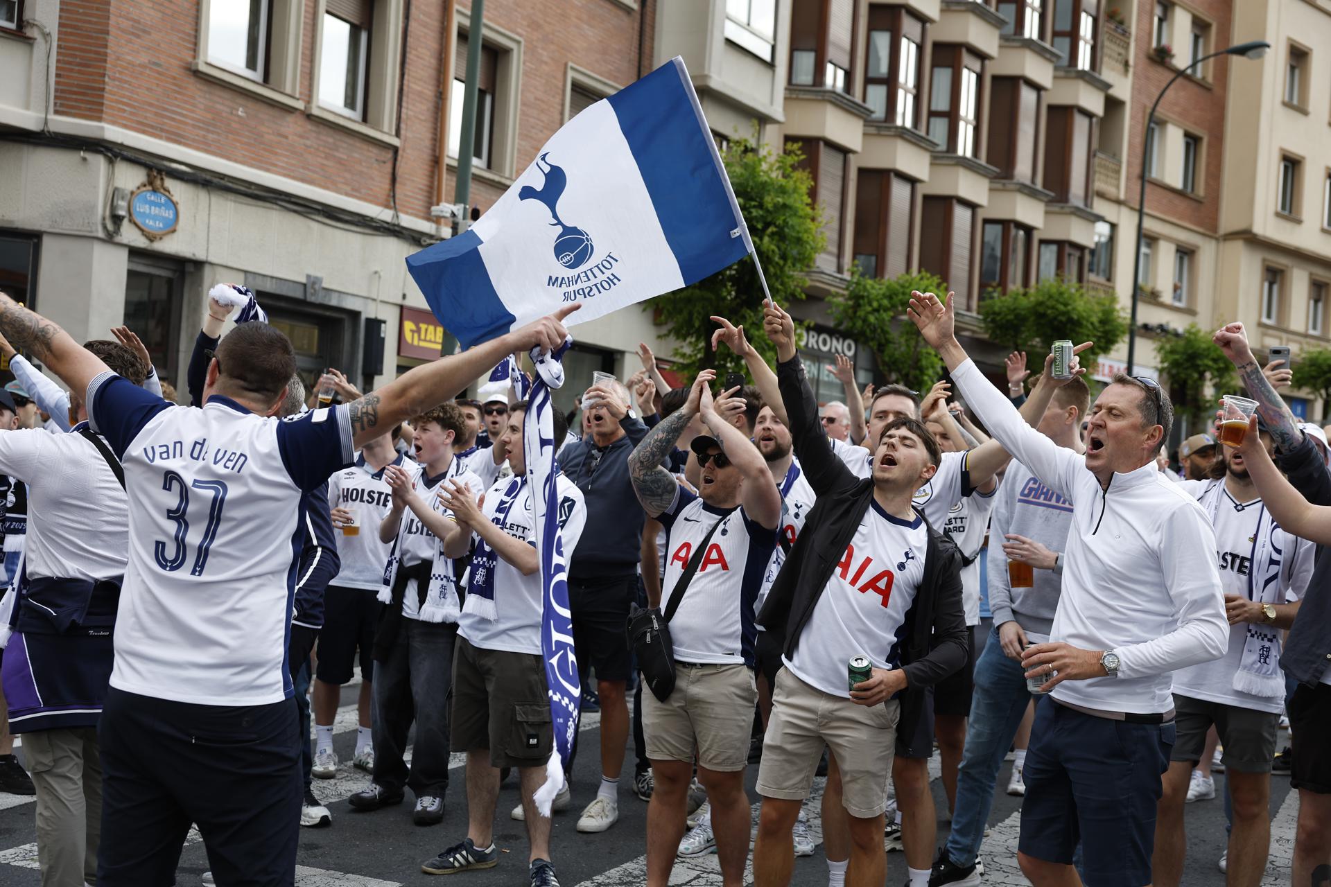 Un grupo de aficionados del Tottenham es vigilado por agentes de la Ertzaintza en las inmediaciones del estadio de San Mamés en Bilbao donde este miércoles se va a celebrar la final de la Europa League entre en Tottenham y el Manchester. EFE/ Miguel Toña