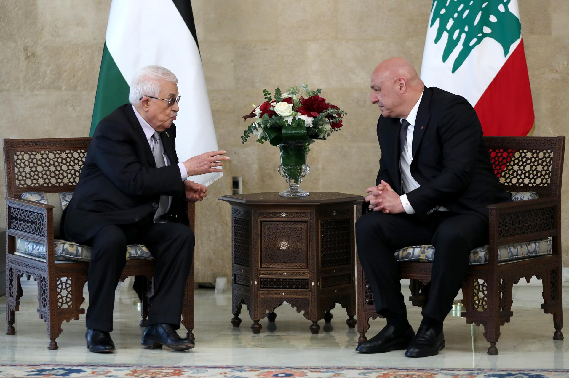 El presidente libanés, Joseph Aoun (D), y el presidente palestino, Mahmoud Abbas (I), se reúnen en el palacio presidencial en Baabda, cerca de Beirut, Líbano, el 21 de mayo de 2025. Abbas llegó a Beirut para una visita oficial de tres días para reunirse con funcionarios libaneses, así como para discutir cuestiones relacionadas con los campos de refugiados palestinos. (Líbano) EFE/EPA/WAEL HAMZEH