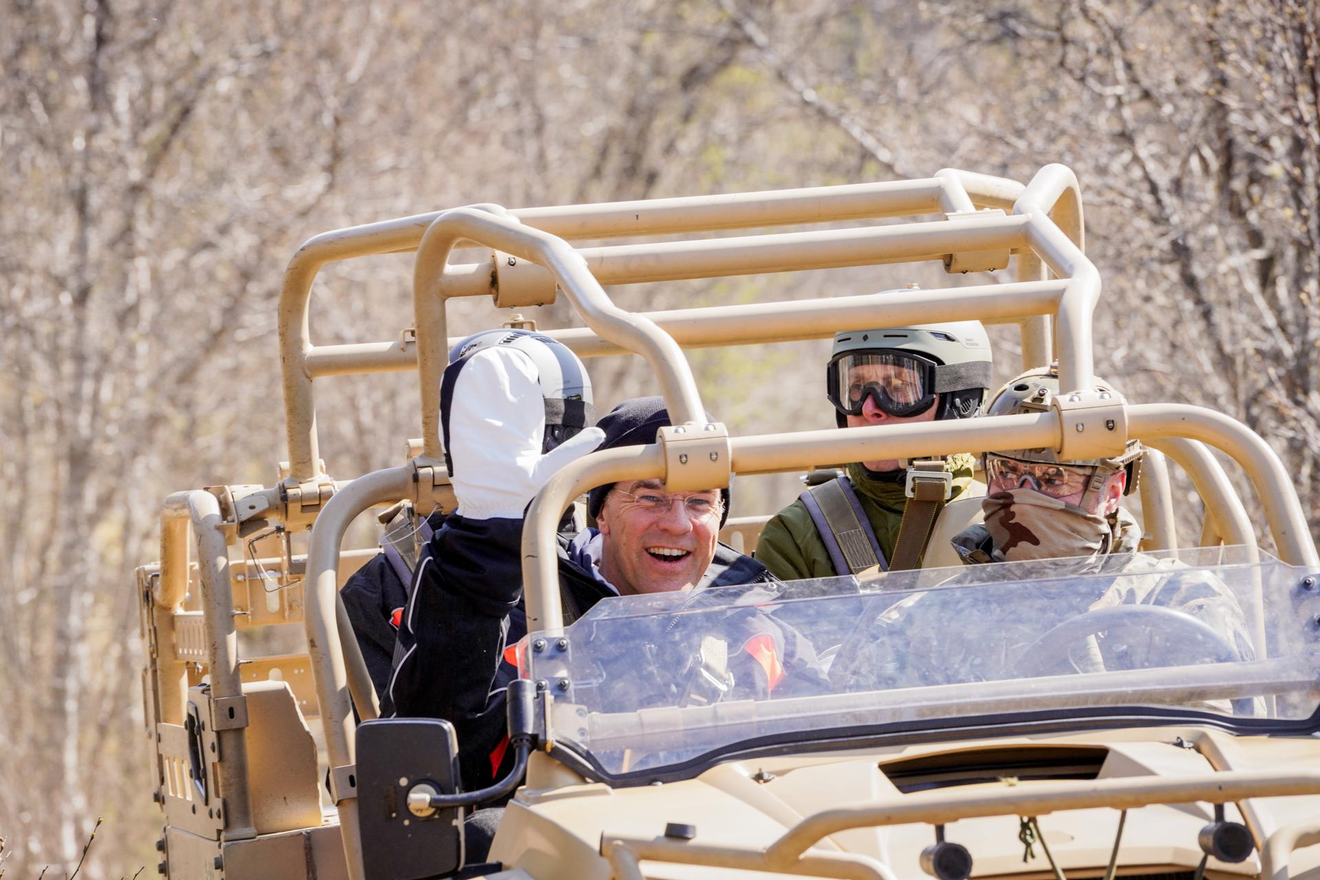 El Secretario General de la OTAN, Mark Rutte (I), es un pasajero en un vehículo todoterreno descapotable durante un ejercicio de entrenamiento militar cerca de Evenes, Noruega, el 22 de mayo de 2025. Se espera que Mark Rutte celebre una rueda de prensa con el Primer Ministro noruego, Jonas Gahr Stoere, más tarde el 22 de mayo. (Noruega) EFE/EPA/Ole Berg-Rusten PROHIBIDO SU USO EN NORUEGA