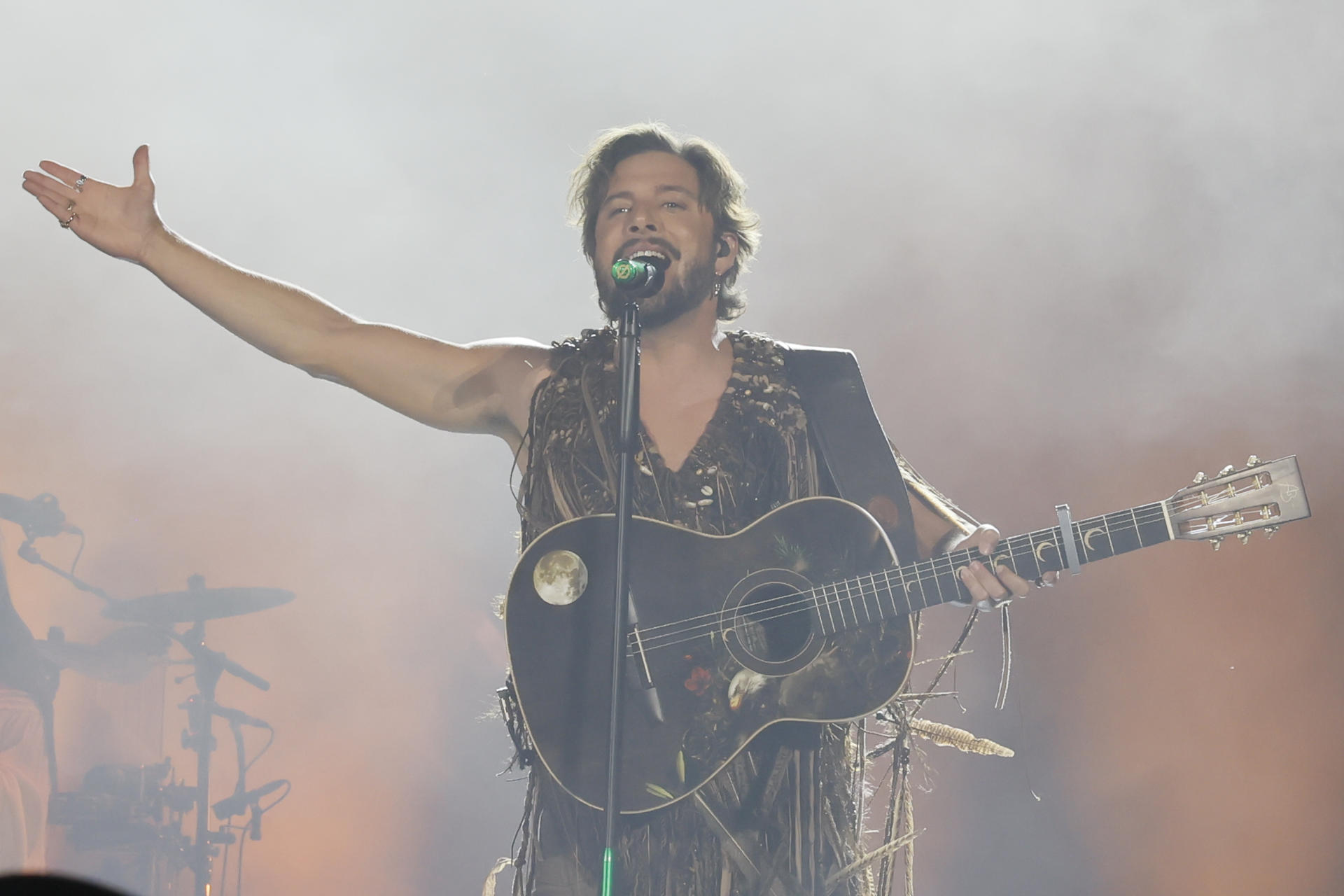 El cantante y compositor andaluz Manuel Carrasco durante el concierto que ofrece este sábado en La Cartuja, en Sevilla, en el que presenta su trabajo "Pueblo Salvaje". EFE/José Manuel Vidal