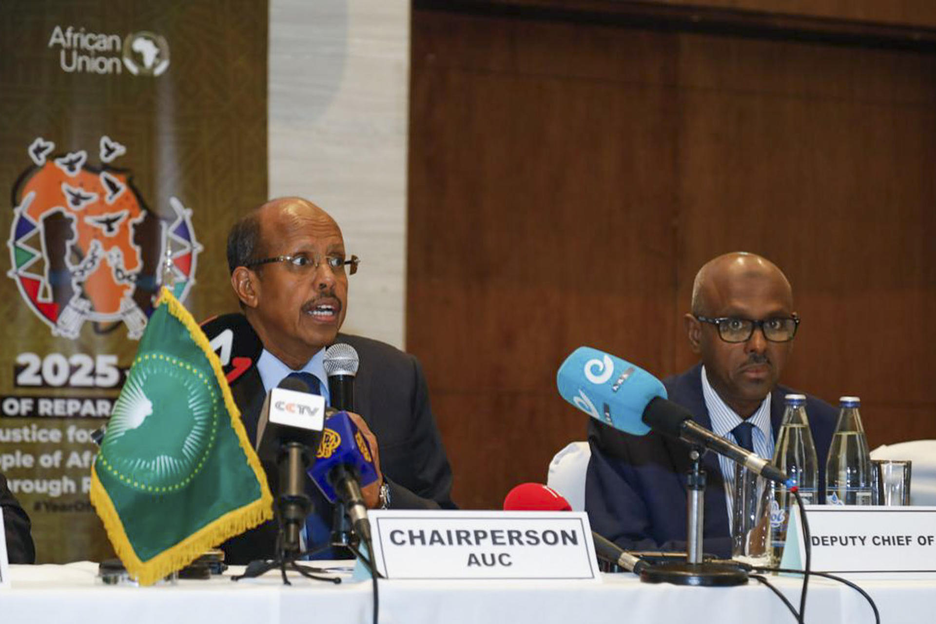 El presidente de la Comisión de la Unión Africana (UA), Mahmoud Ali Youssouf (i), condenó este lunes en una rueda de prensa en Adís Abeba, Etiopía, los recientes ataques de los paramilitares de las Fuerzas de Apoyo Rápido (FAR) contra civiles e infraestructuras en la región sudanesa de Darfur (oeste) y en la ciudad de Port Sudán (noreste). EFE/Michael Teferi