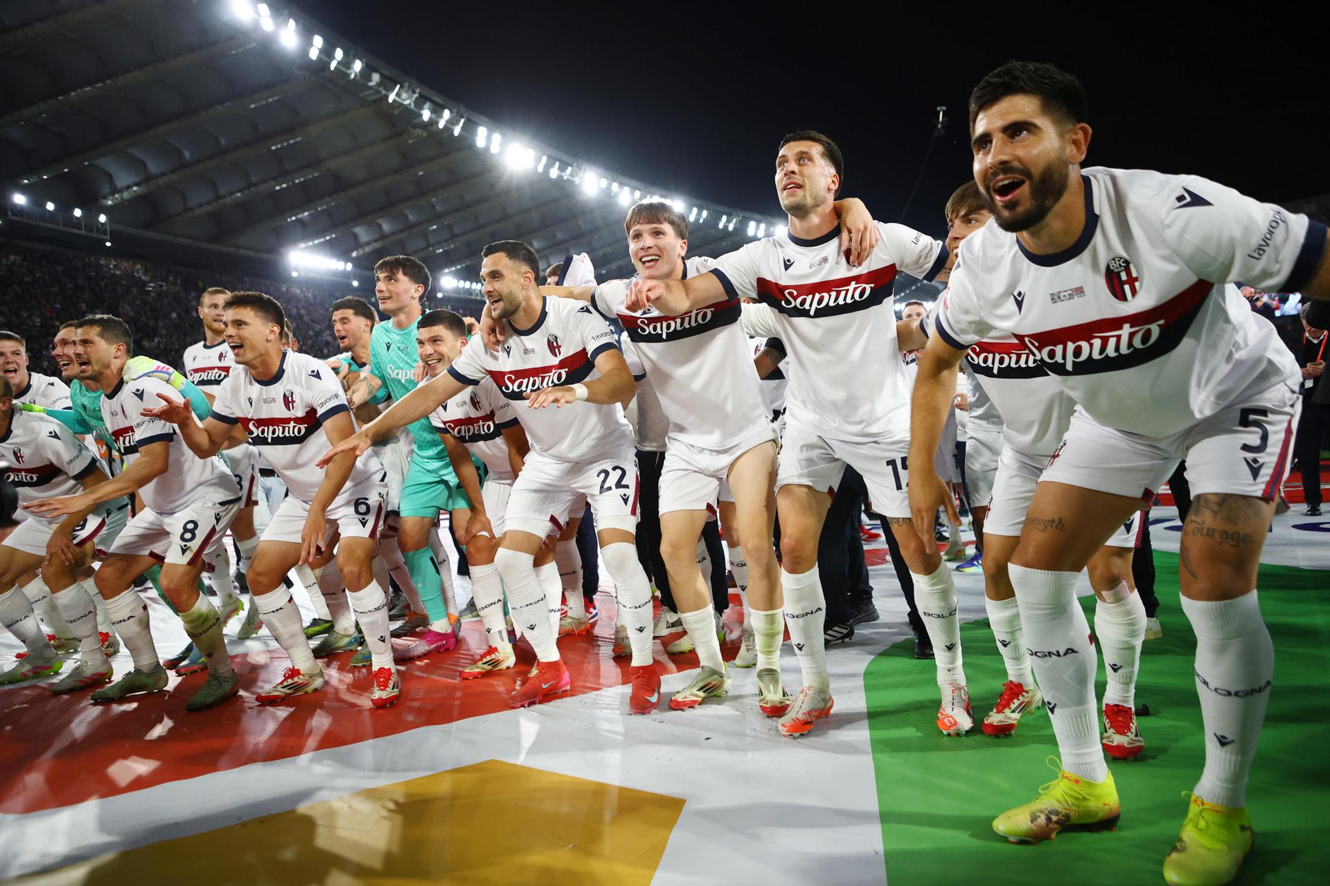 Los jugadores del Bolonia celebran el título de Copa en Roma. EFE/EPA/FEDERICO PROIETTI
